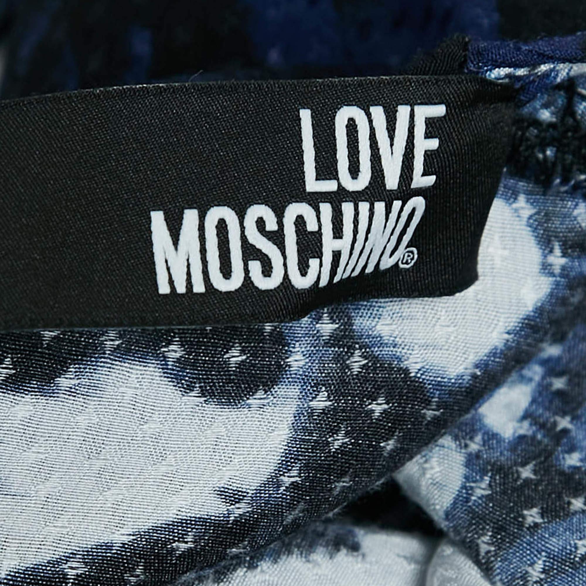 Love Moschino Weißes kurzes Kleid aus strukturiertem Krepp mit Rosendruck M im Zustand „Gut“ im Angebot in Dubai, Al Qouz 2