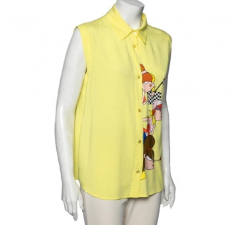 Esta camiseta de Love Moschino añadirá un sinfín de color y extravagancia a tu atuendo. Está diseñado con tela estampada de color amarillo. Viene con cierres abotonados y un estilo sin mangas. ¡Luce a la moda con esta bonita camiseta!