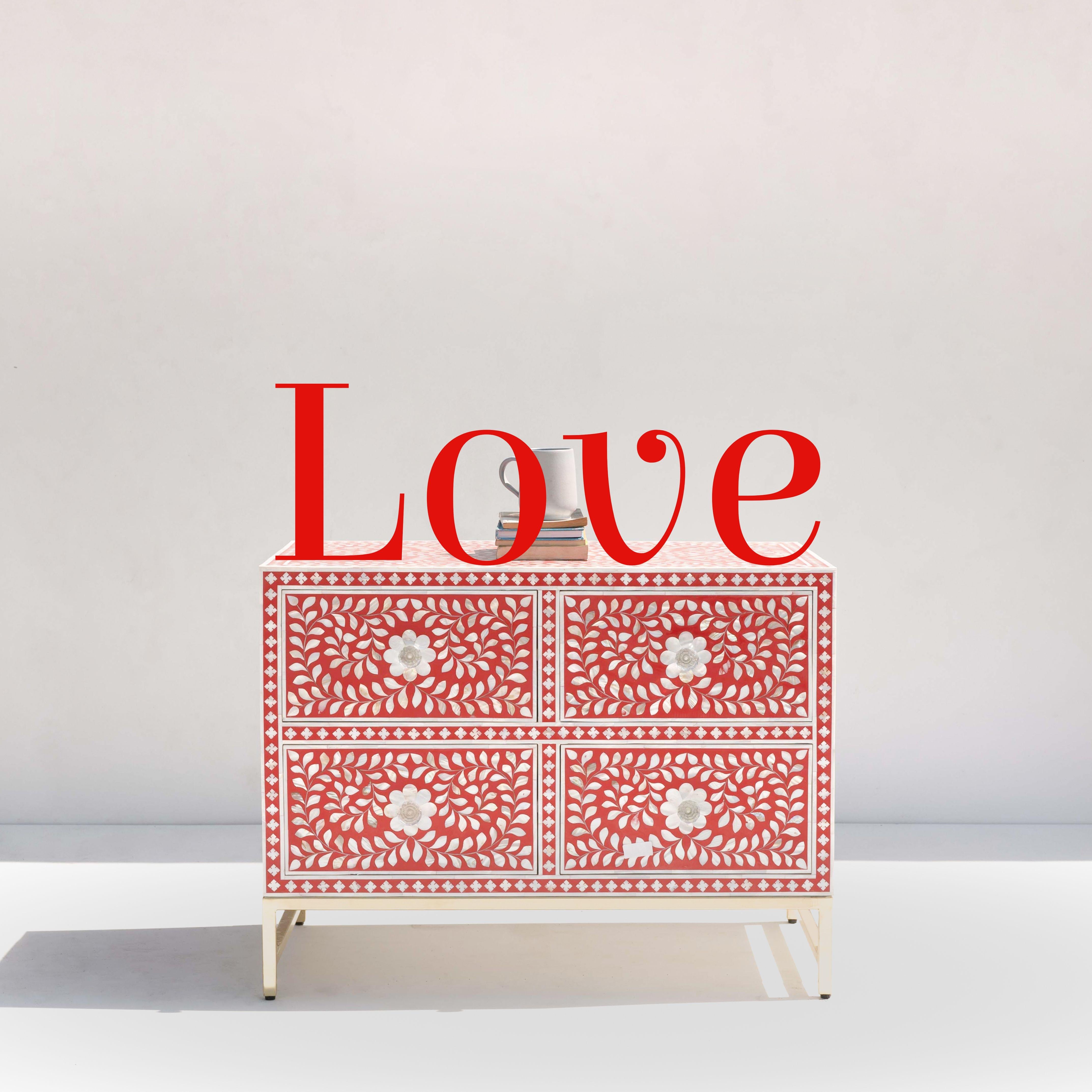  Love - Perlmutt-Intarsien-Kommoden mit vier Schubladen im Zustand „Neu“ im Angebot in New York, NY