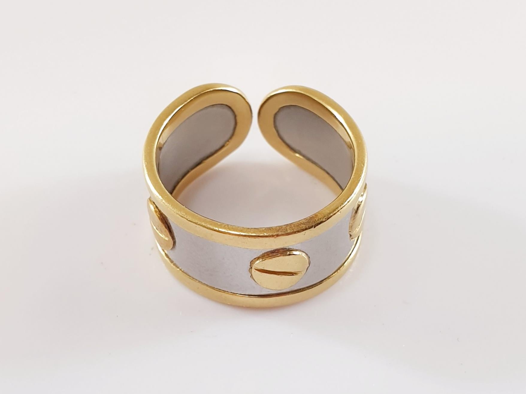 One of the most stylish designs, this classic and estament  Love Ring
Crafted in stainless steel and  18k Yellow Gold
Weight 5,4 grams.
Size 12

PRADERA is a second generation of a family run business were they have being official distributers of