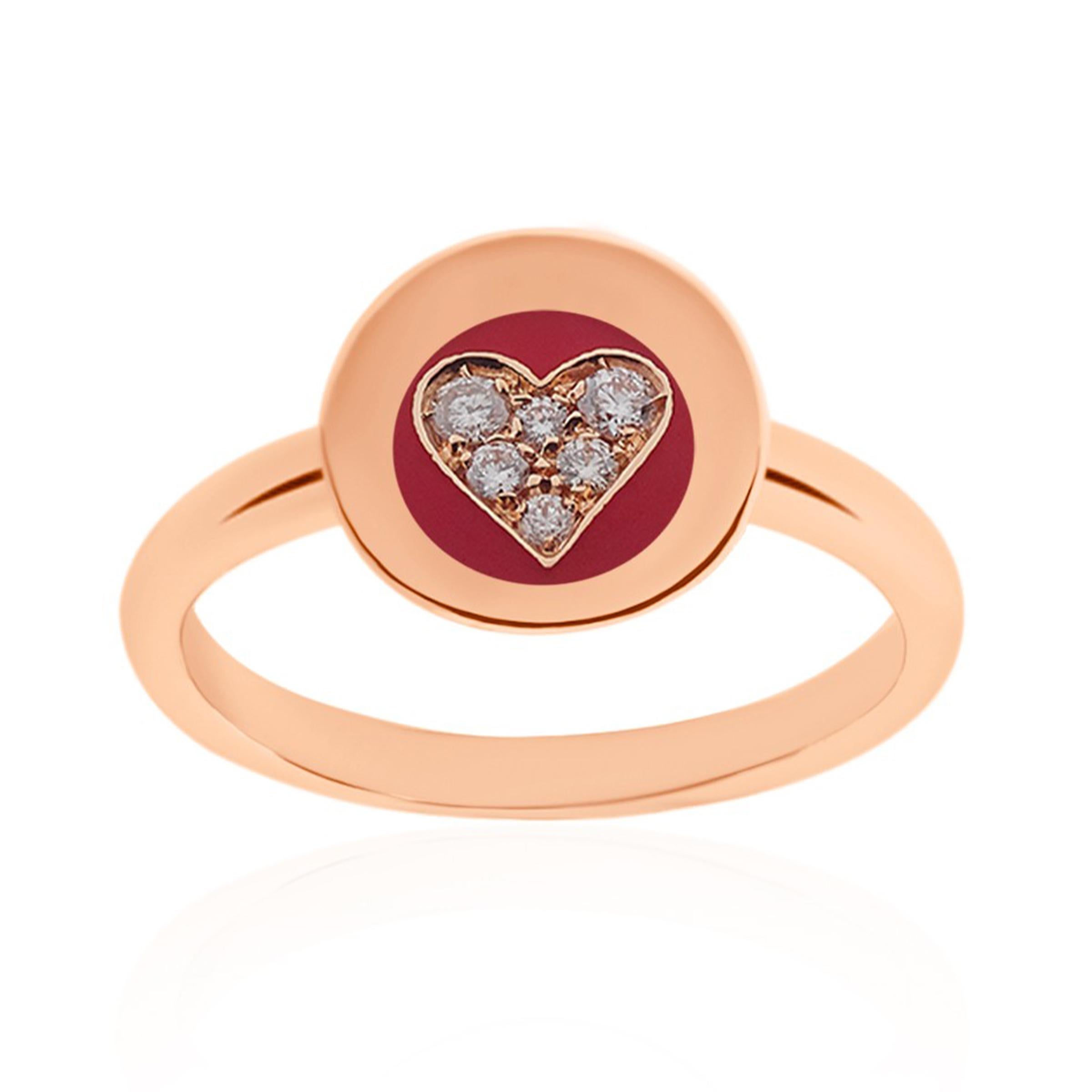Bague d'amour créée à partir de la collection Dreambox en or rose 18k avec émail et diamants blancs. La bague est disponible avec différentes couleurs d'émail sur demande. 
