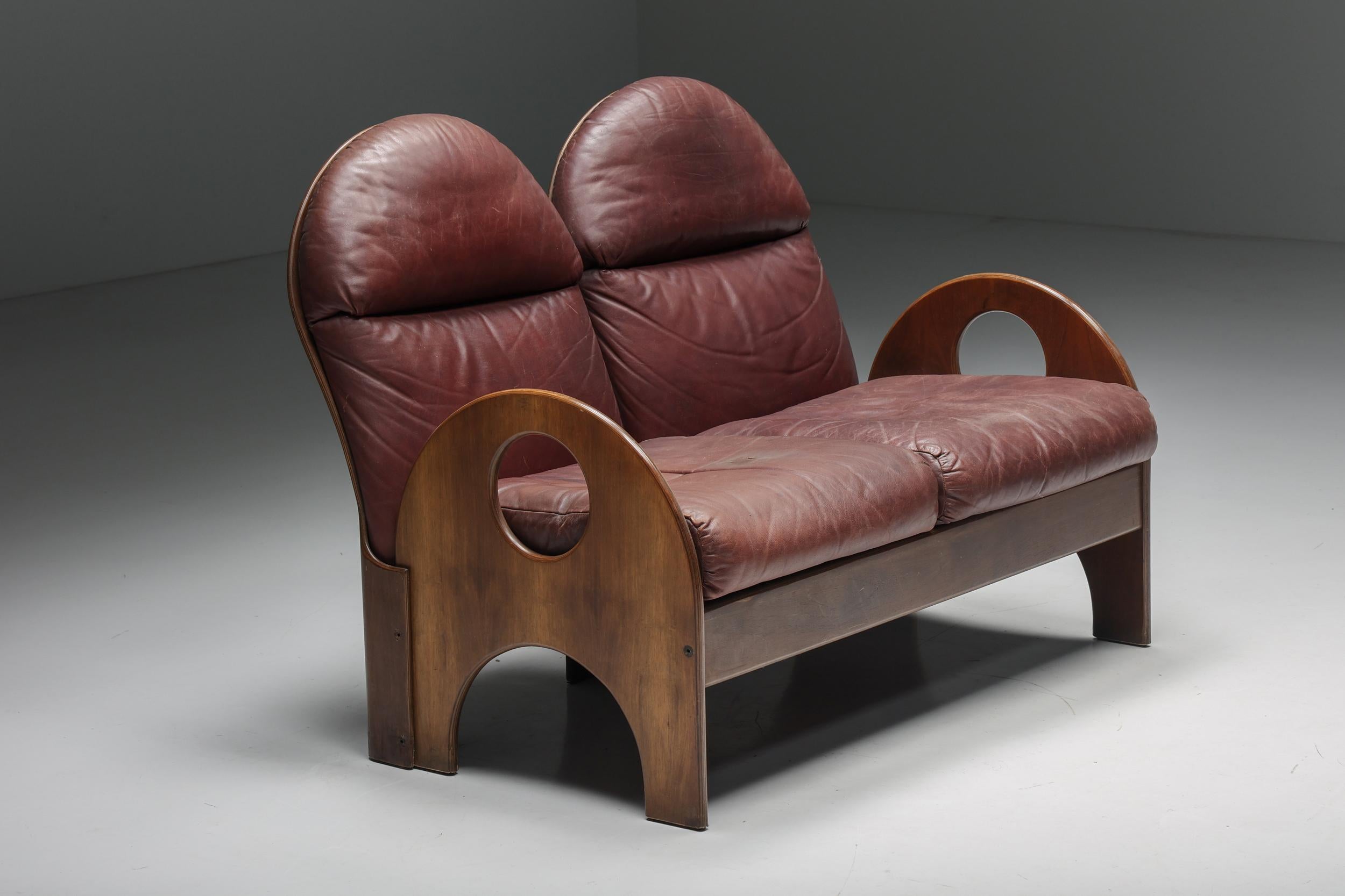 Gae Aulenti; Love Seat; Two-Seater; Arcata; Poltronova; Italian Design; Italy; 1968; Walnut; Burgundy Leather; Mid-Century Modern;

Love Seat Arcata by Gae Aulenti, walnut and burgundy leather, 1968.

This two-seater 'Arcata' sofa is designed by