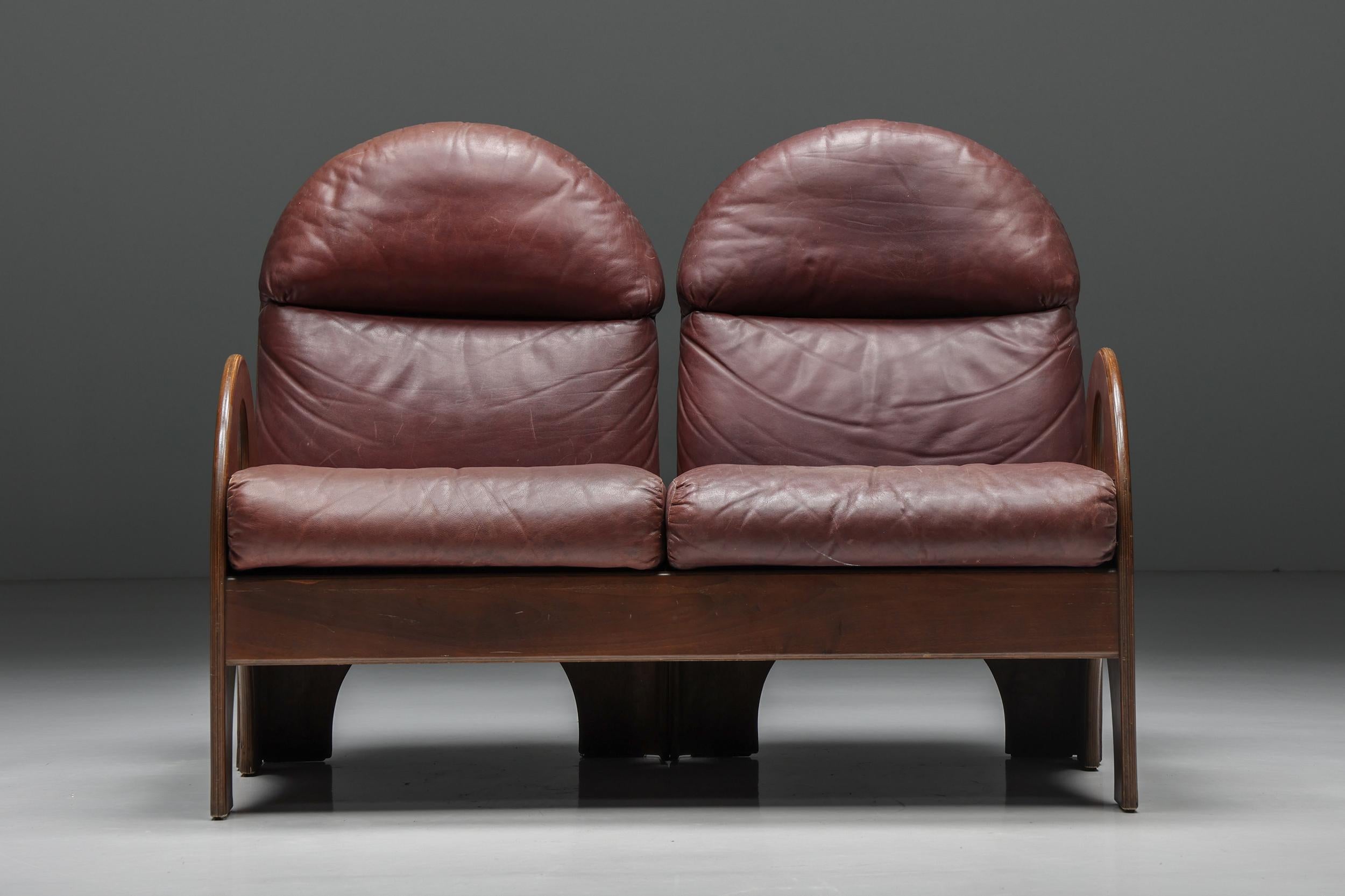 Love Seat Arcata von Gae Aulenti, Nussbaum und burgunderrotes Leder, 1968 (Moderne der Mitte des Jahrhunderts) im Angebot