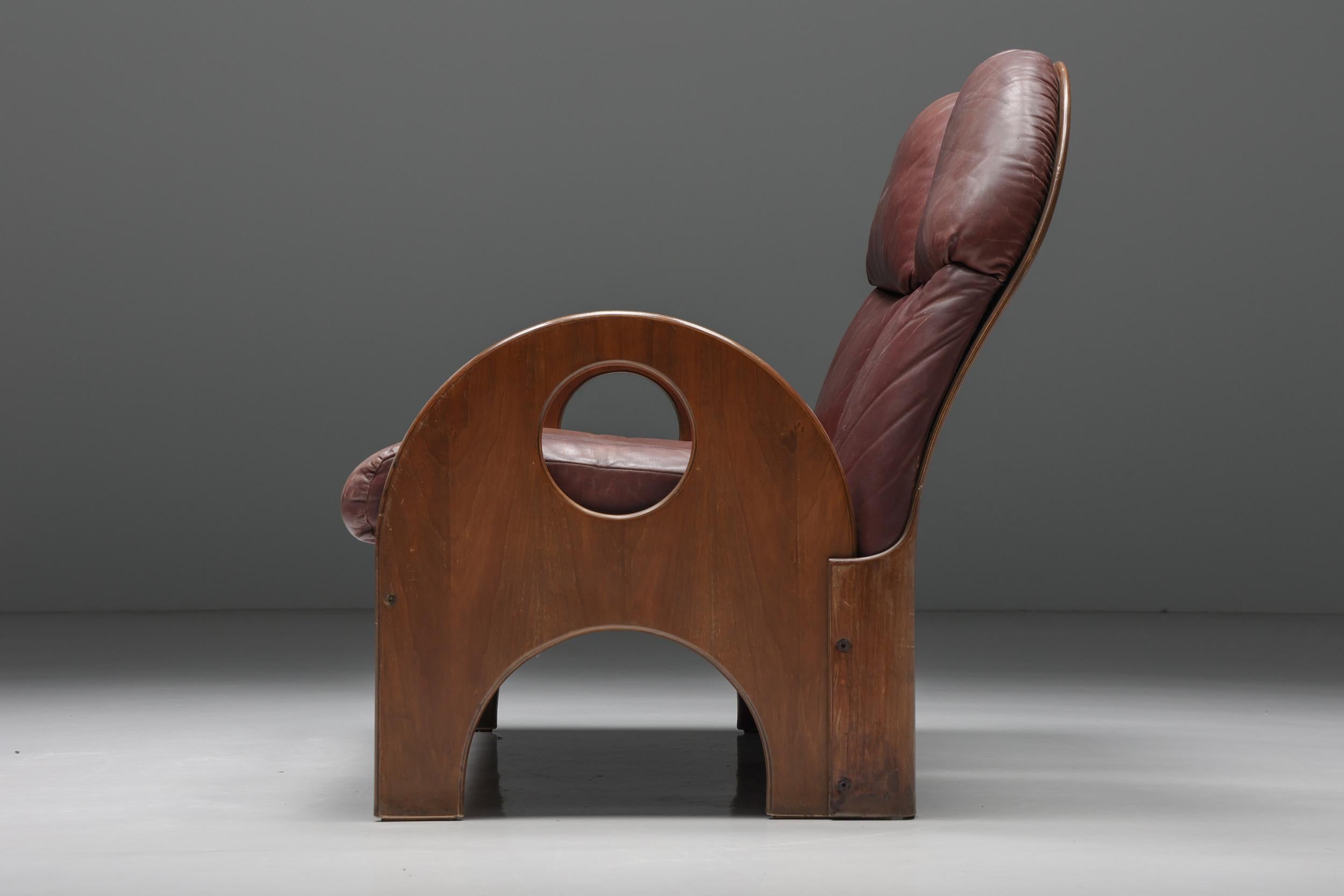 Italian Love Seat Arcata by Gae Aulenti, Walnut and Burgundy Leather, 1968 For Sale