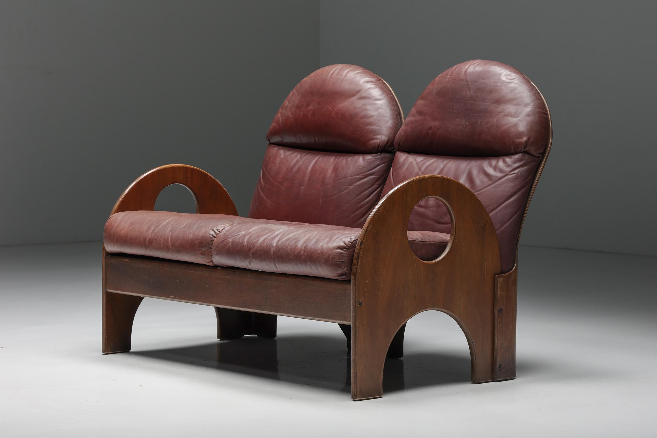 Love Seat Arcata von Gae Aulenti, Nussbaum und burgunderrotes Leder, 1968 (Mitte des 20. Jahrhunderts) im Angebot