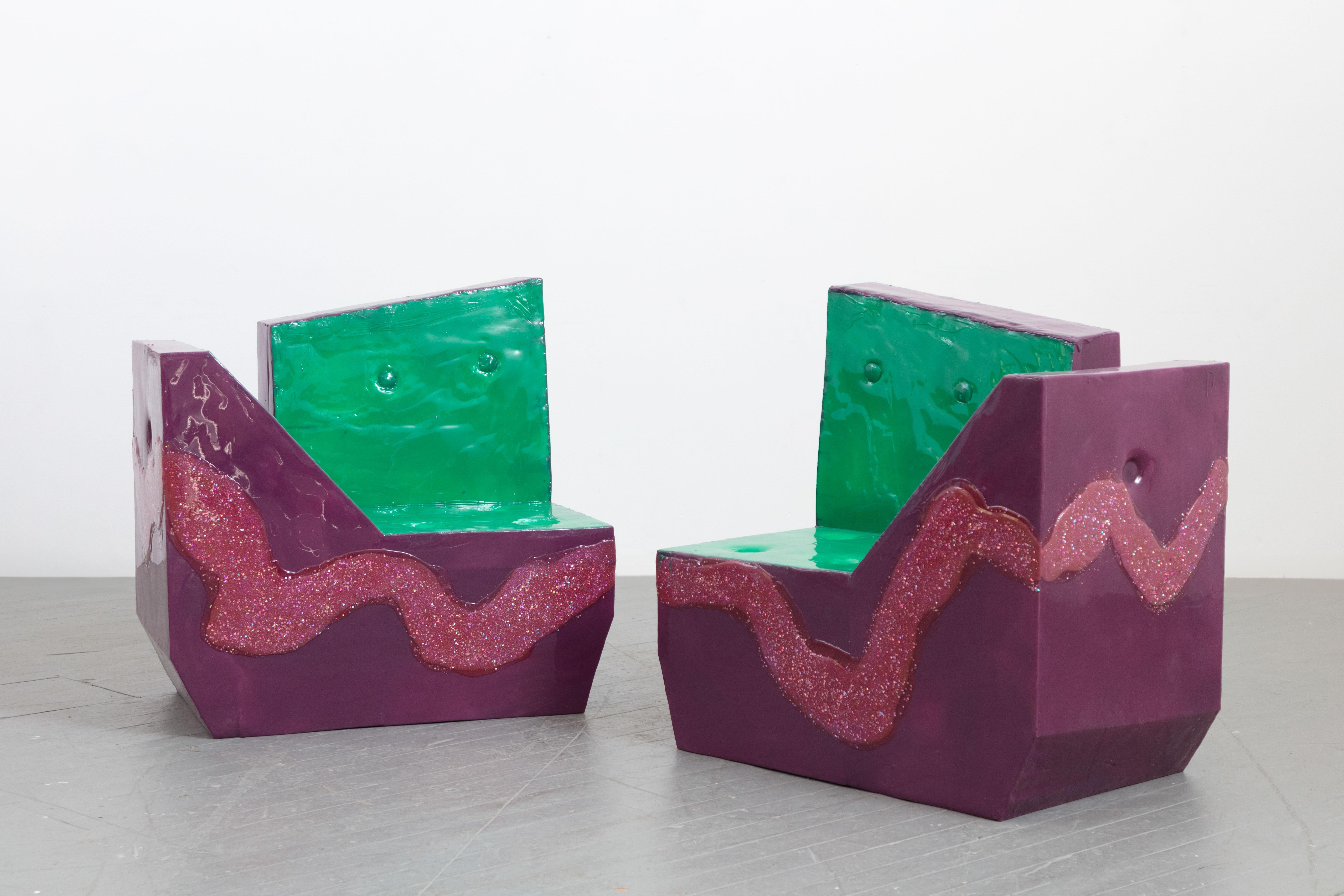 Luam Melake. Love Seat en deux parties. 2024. Uréthane, colorants, paillettes, boutons et mousse de polyuréthane.