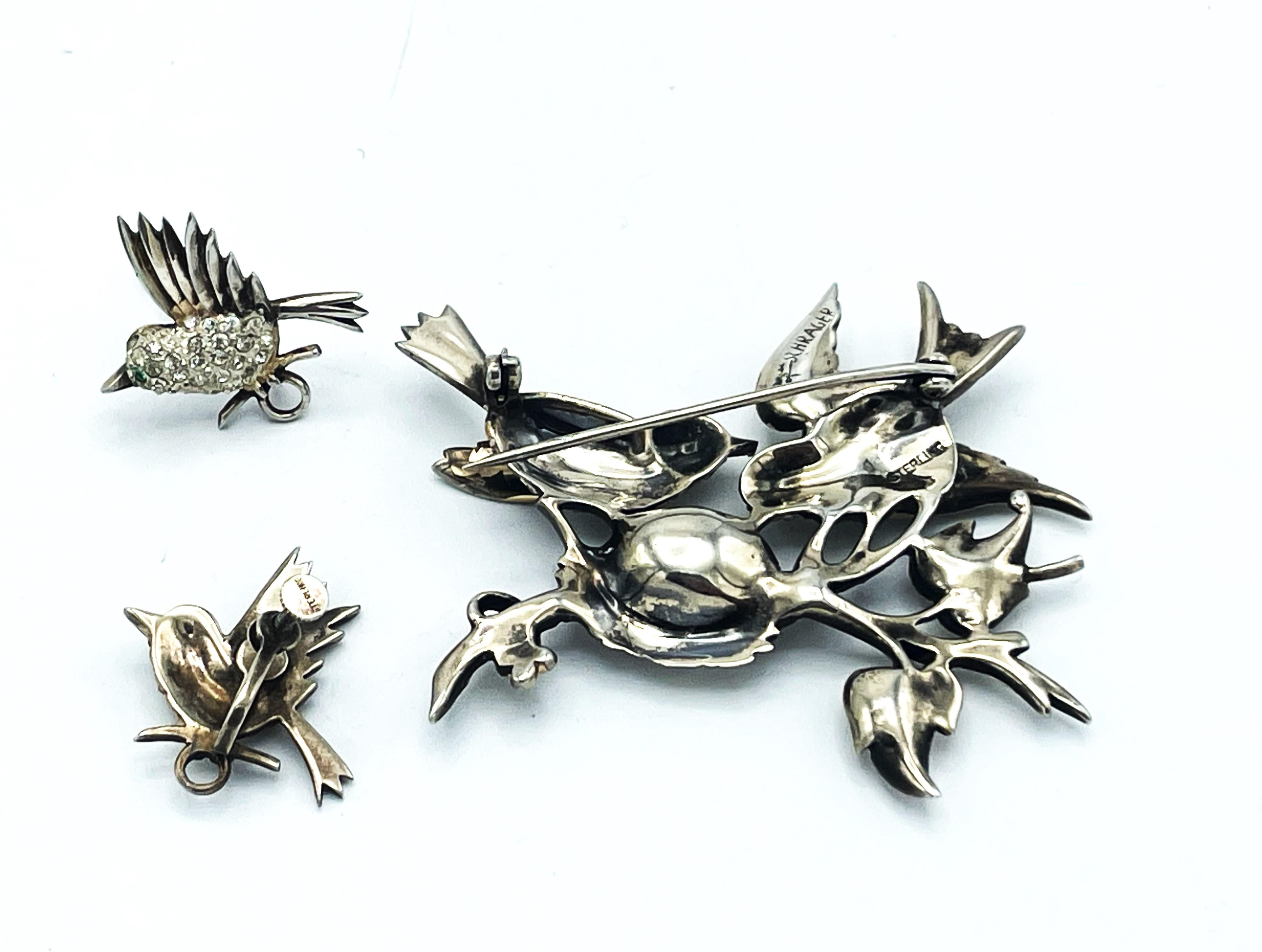 Lovebird brooch with matching bird earrings by SCHRAGER NY, Sterling, 1940s In Excellent Condition For Sale In Stuttgart, DE