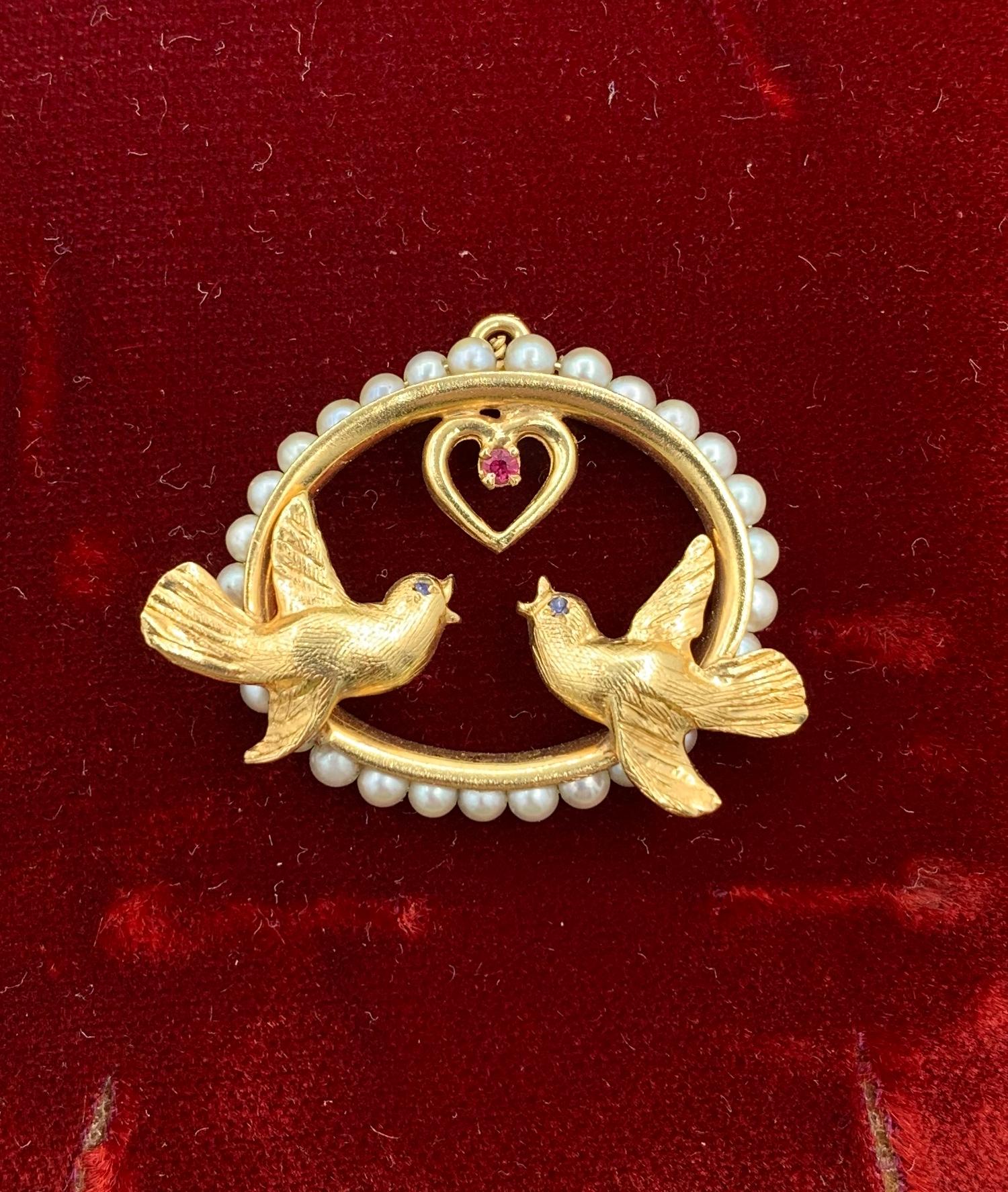 Lovebird Valentine Rubí Zafiro Corazón Colgante Collar Pájaro Perla Oro 14 Kilates en Excelente Estado en New York, NY