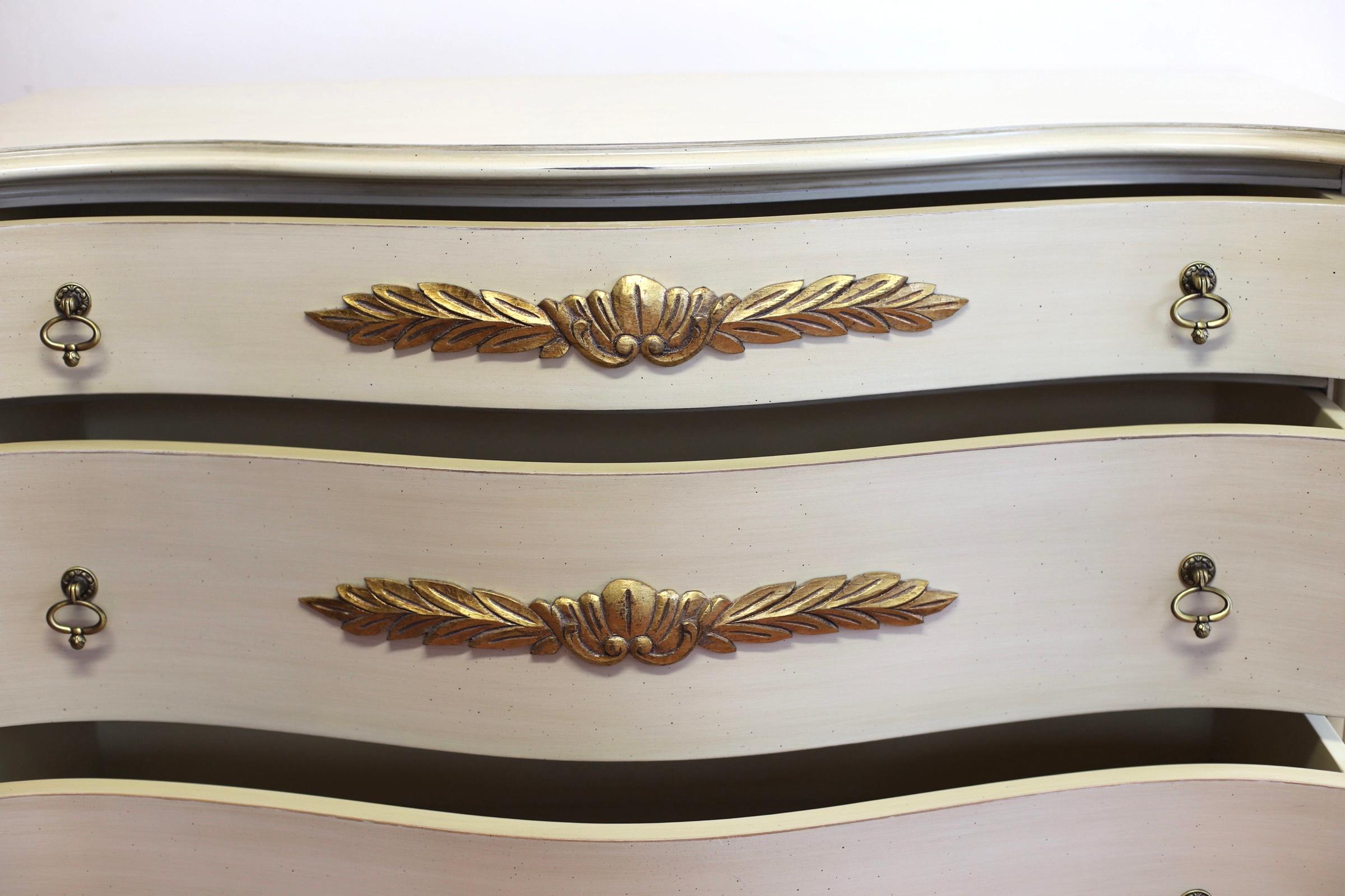 Lovelly Painted Chest Of 4 Drawers French Provincial Style  For Sale 4