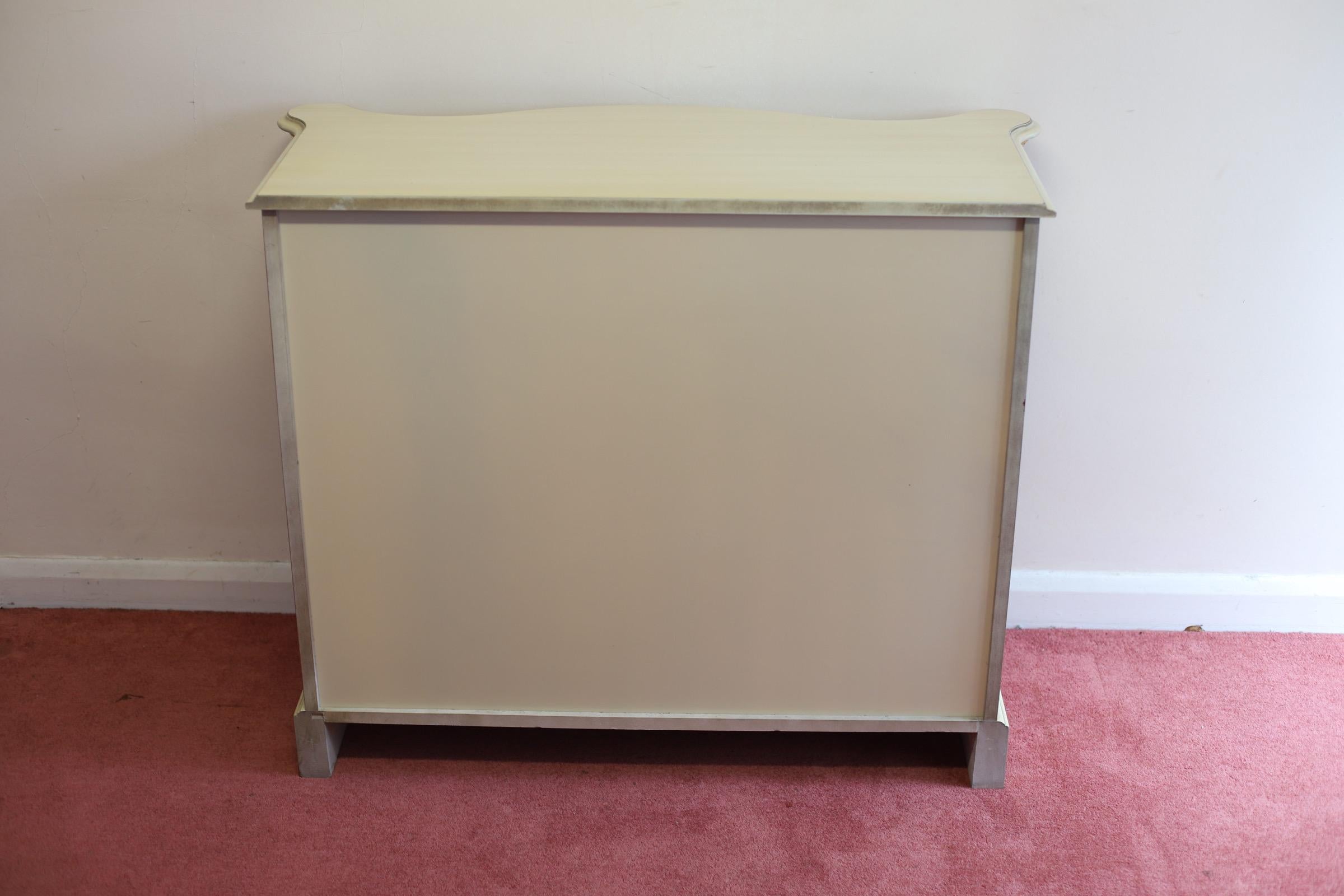 Lovelly Painted Chest Of 4 Drawers French Provincial Style  For Sale 5