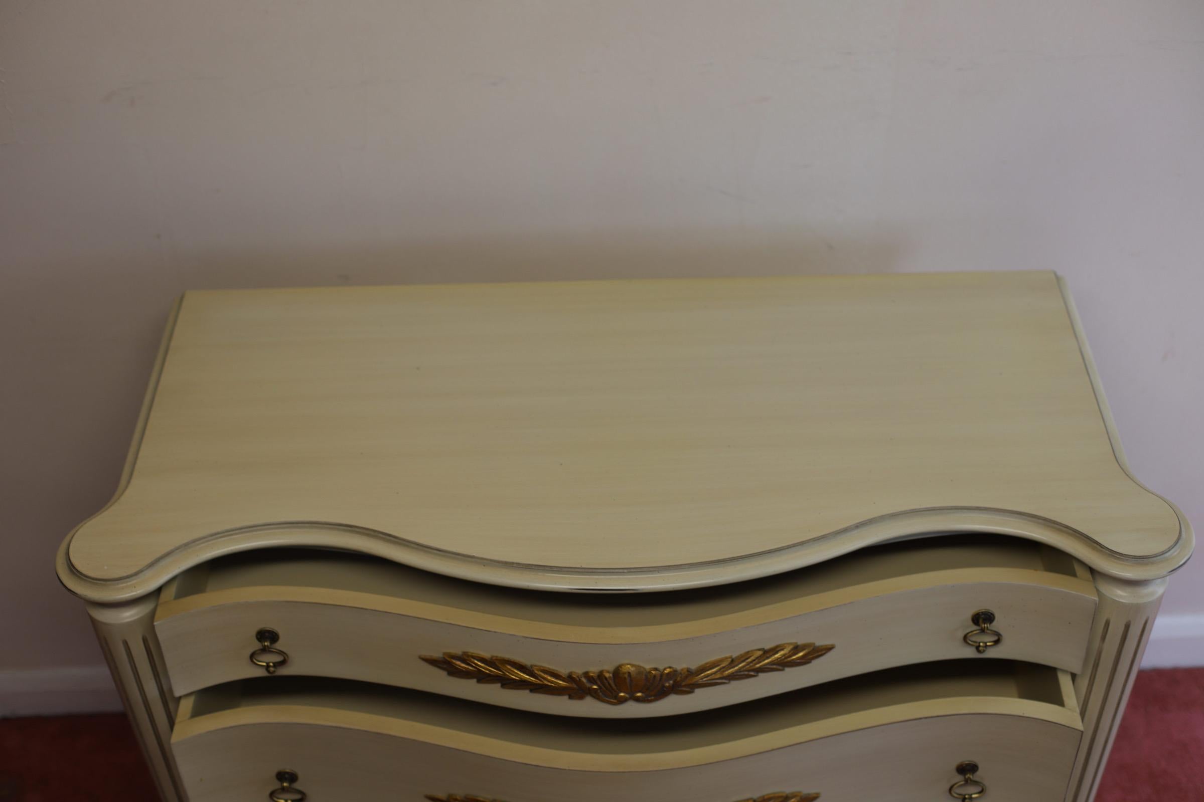 Lovelly Painted Chest Of 4 Drawers French Provincial Style  For Sale 6