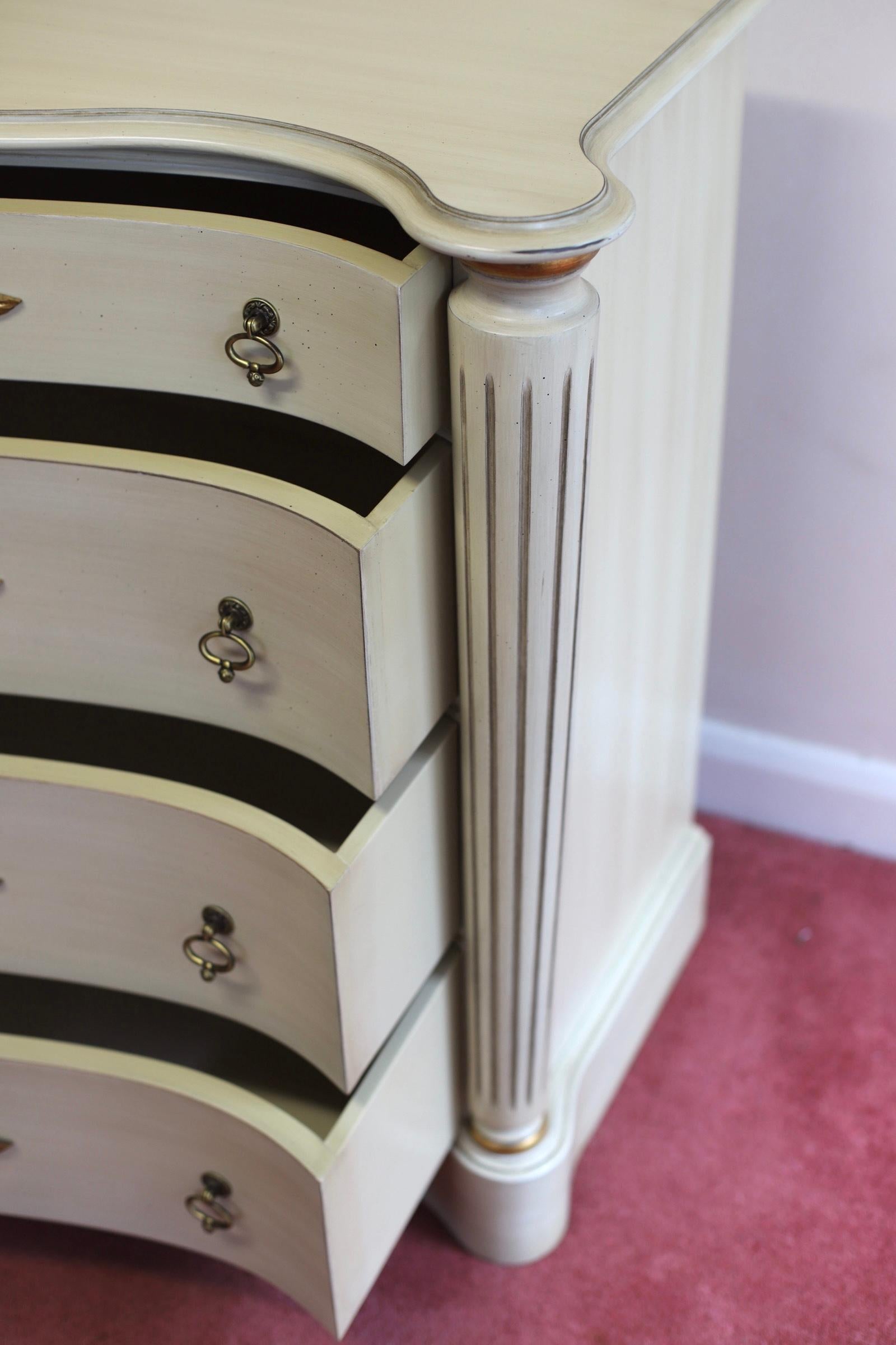 Lovelly Painted Chest Of 4 Drawers French Provincial Style  For Sale 7