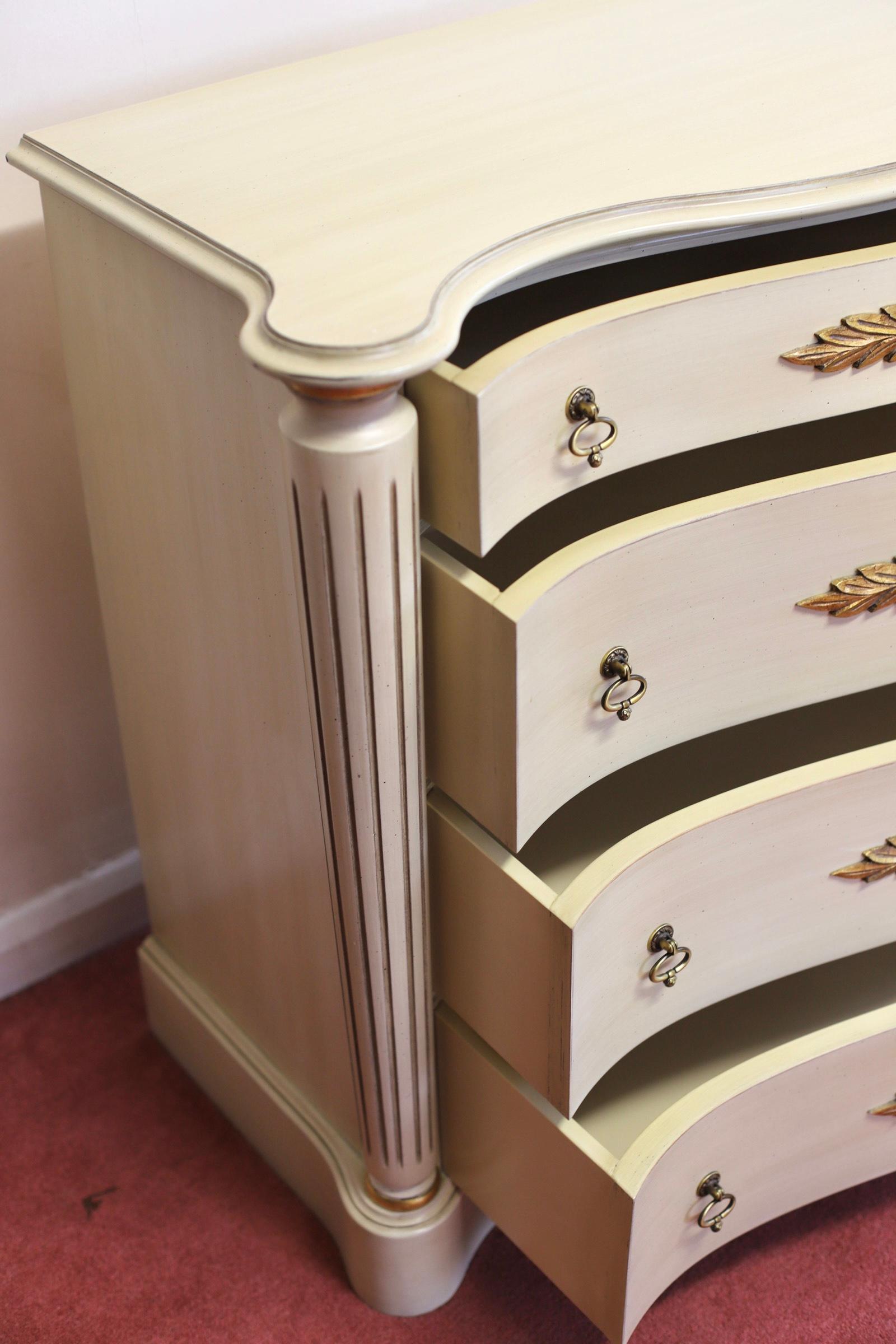 Lovelly Painted Chest Of 4 Drawers French Provincial Style  For Sale 8