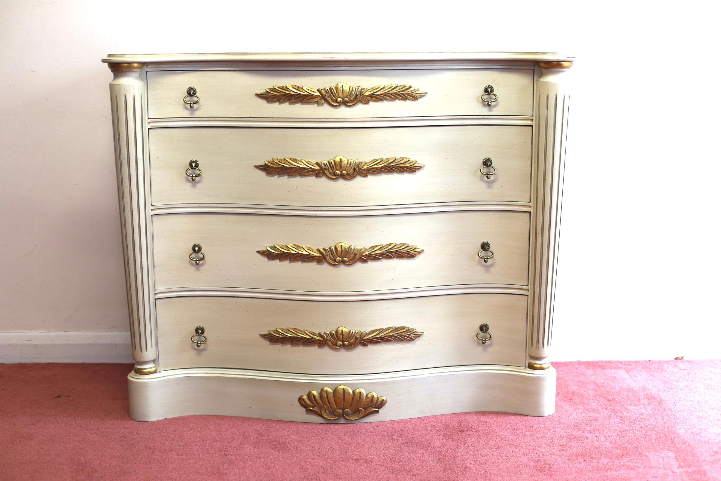 Lovelly Painted Chest Of 4 Drawers French Style , the beautiful white ash whith gold makes this vintage chest unique !
Don't hesitate to contact me if you have any questions.
Please have a closer look at the pictures because they form part of the