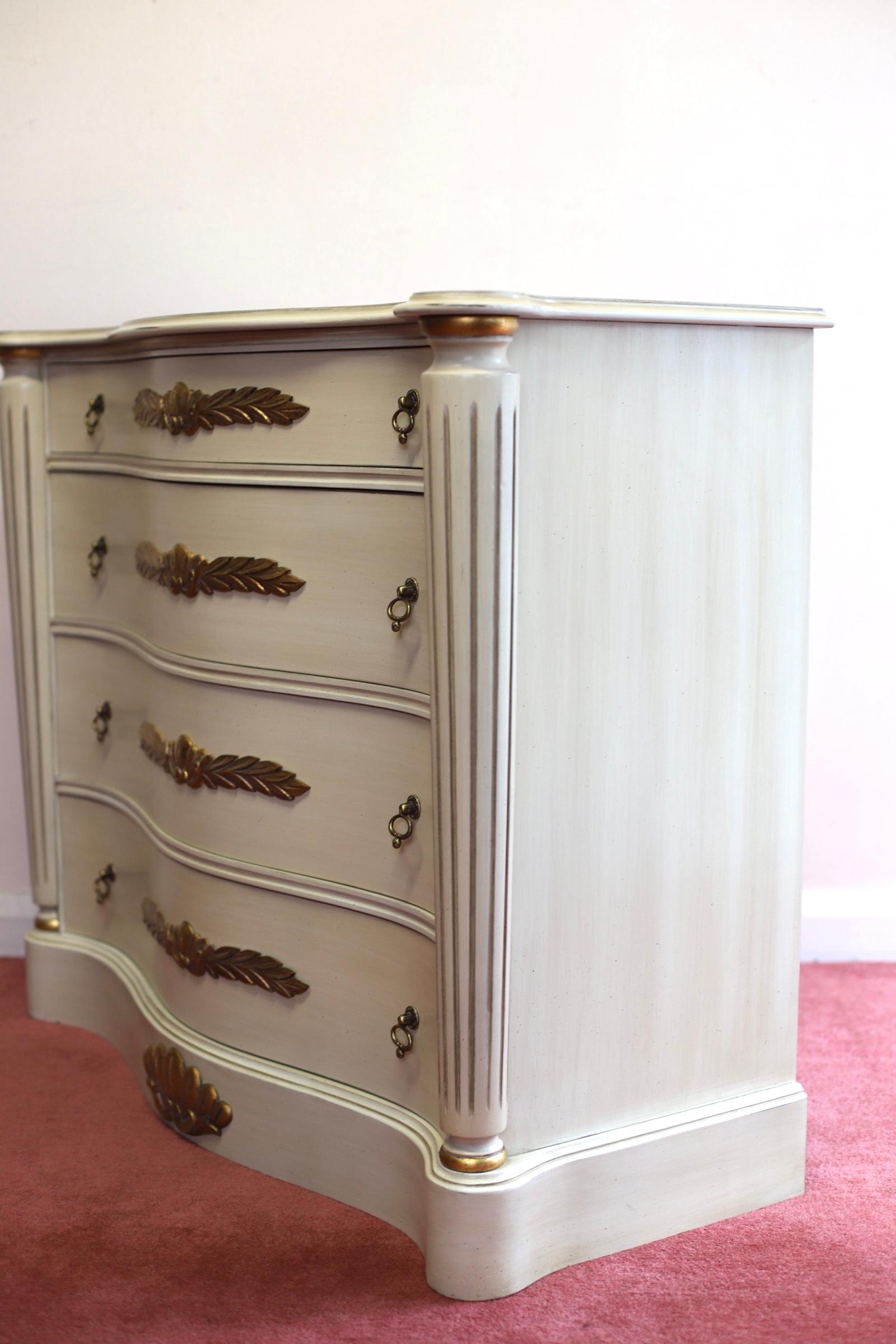 Lovelly Painted Chest Of 4 Drawers French Provincial Style  In Good Condition For Sale In Crawley, GB