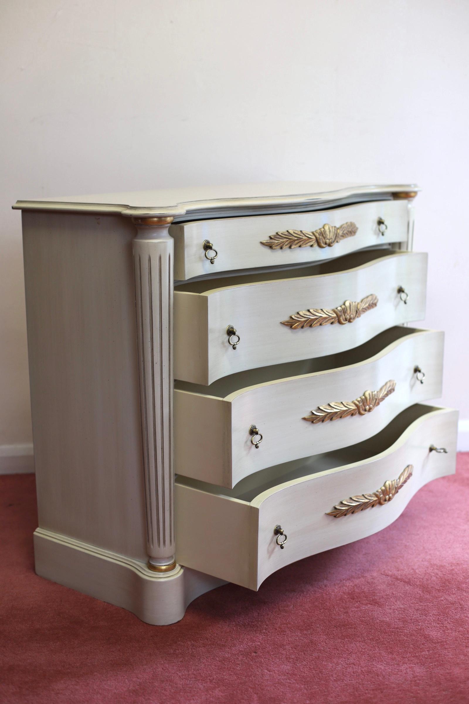 Lovelly Painted Chest Of 4 Drawers French Provincial Style  For Sale 1