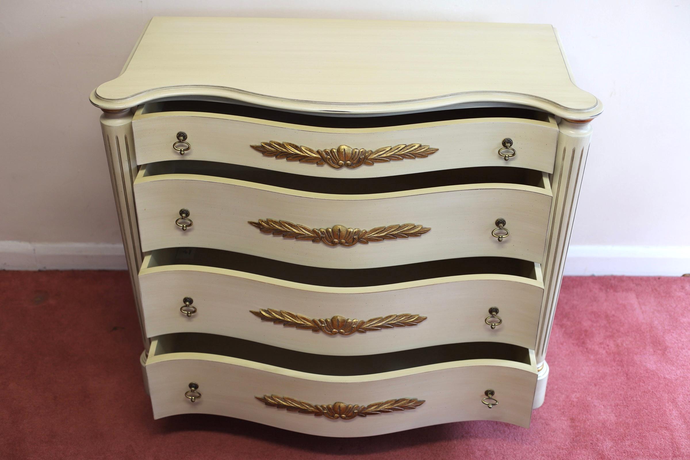 Lovelly Painted Chest Of 4 Drawers French Provincial Style  For Sale 3