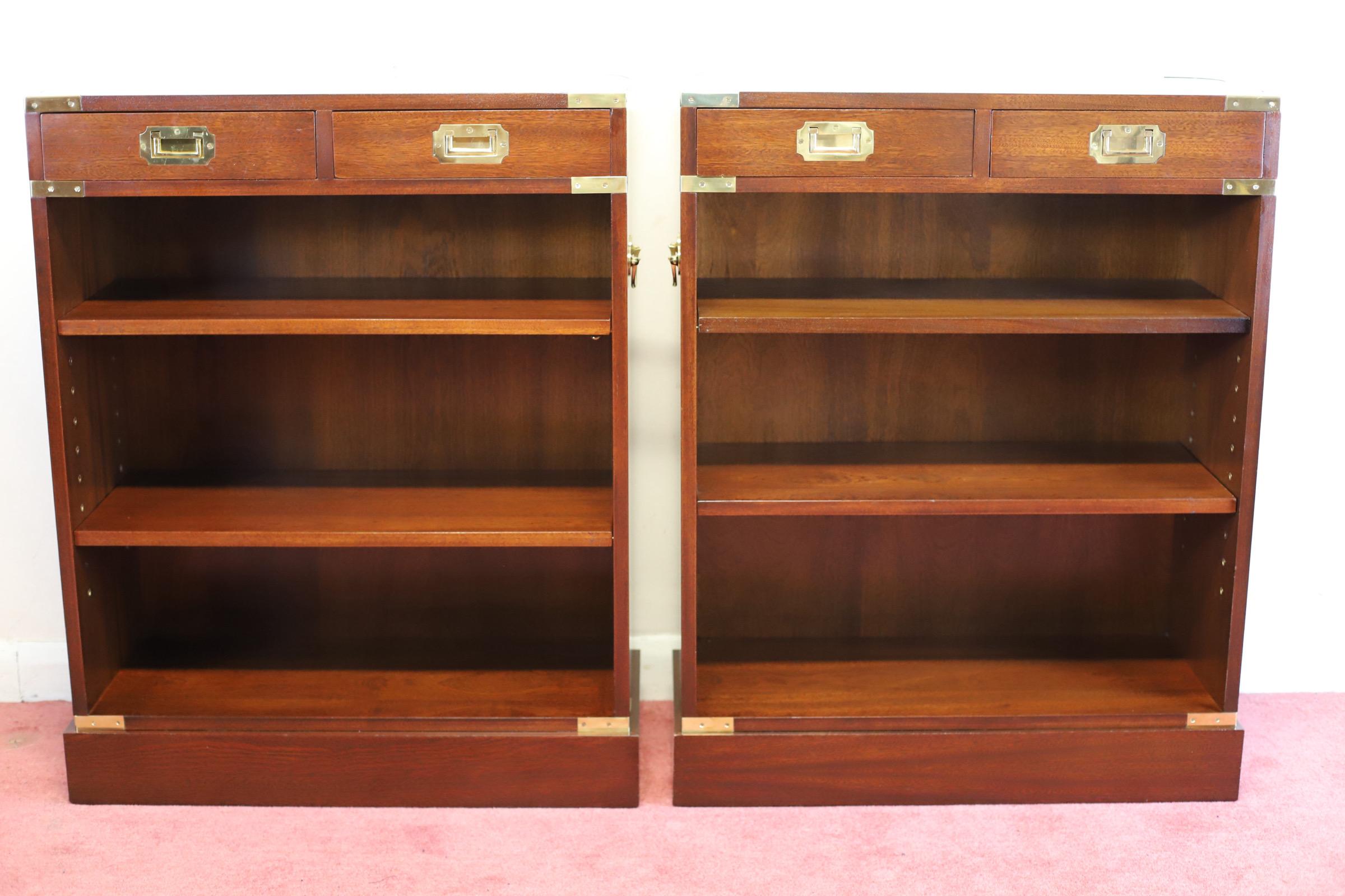 We delight to offer for sale this lovely pair of mahogany military campaign style small bookcase , in good condition , circa 1980 .
Don't hesitate to contact me if you have any questions.
Please have a closer look at the pictures because they form