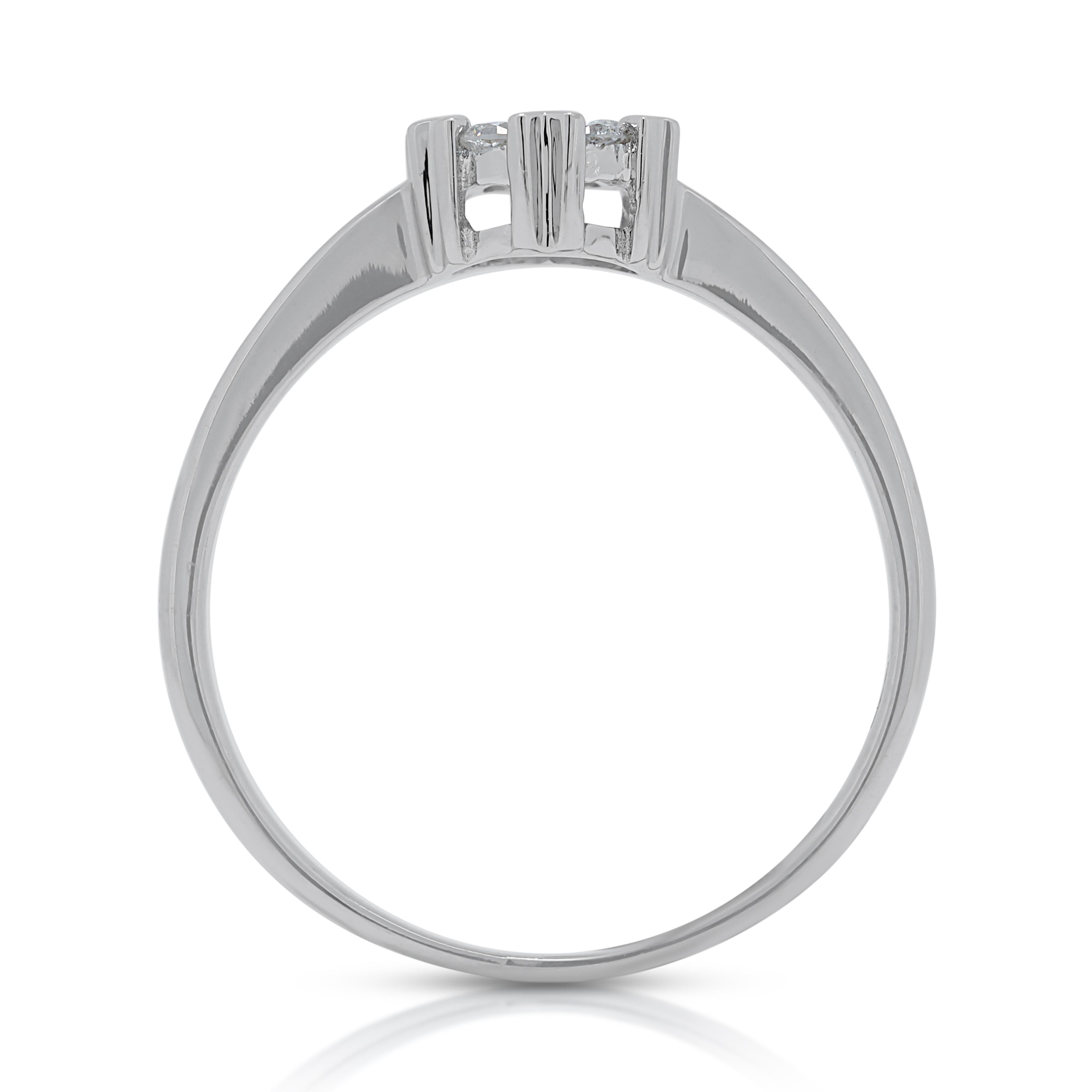 Lovely 0.17ct Diamonds Cluster Ring in 18K White Gold For Sale 1