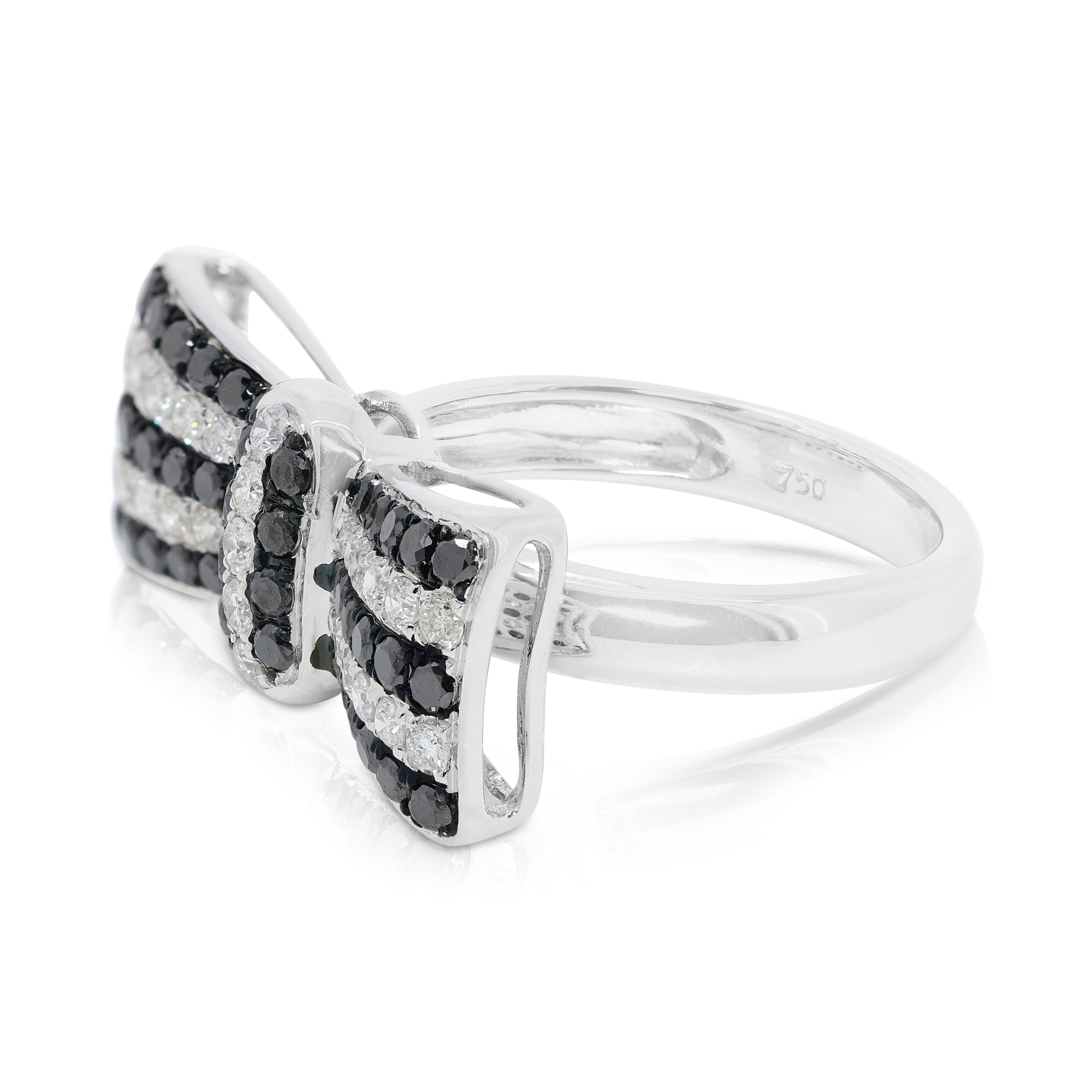 Delizioso anello a forma di nastro con diamanti e cristalli naturali da 1 carato e 9 punti di caratura In condizioni Nuovo in vendita a רמת גן, IL