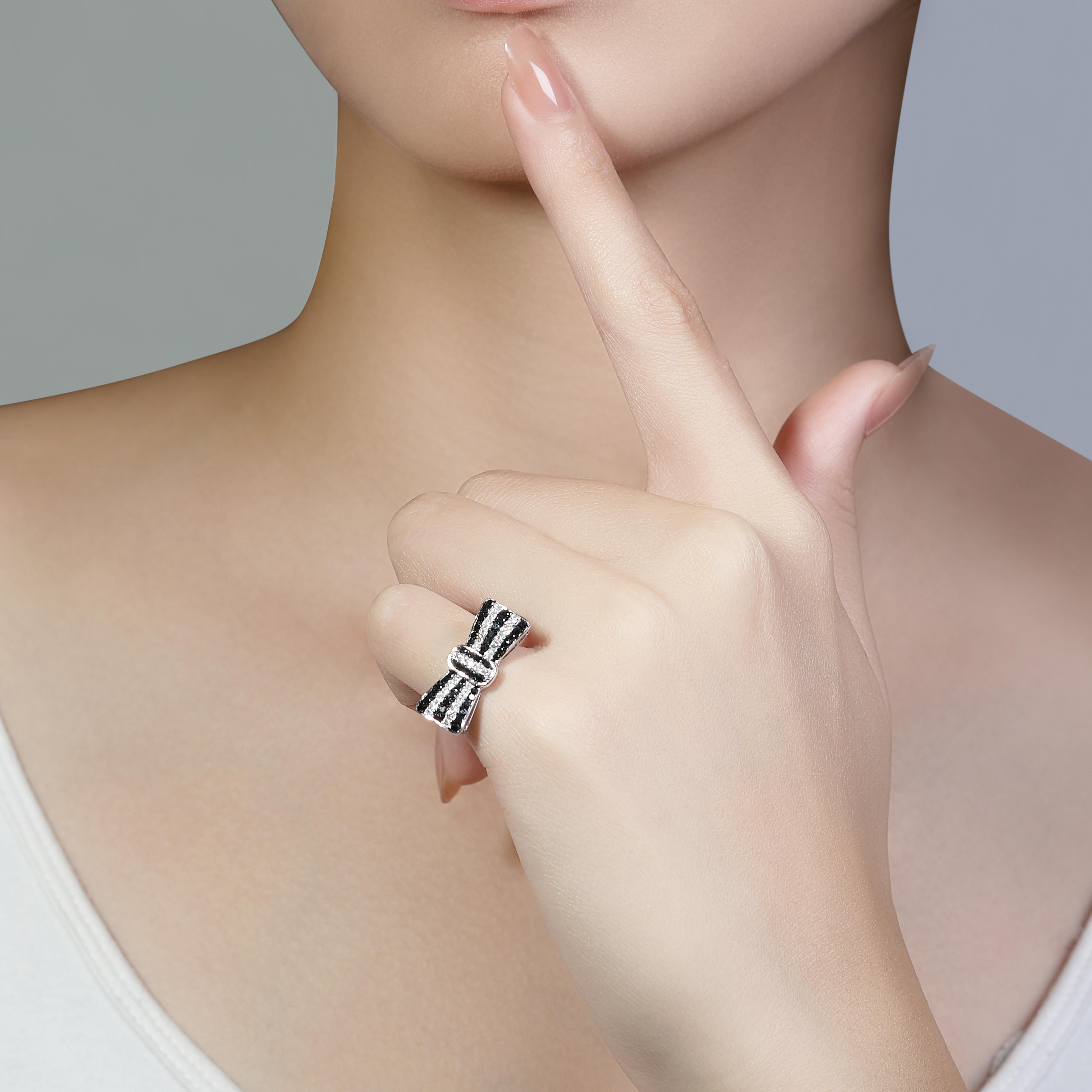 Delizioso anello a forma di nastro con diamanti e cristalli naturali da 1 carato e 9 punti di caratura in vendita 3