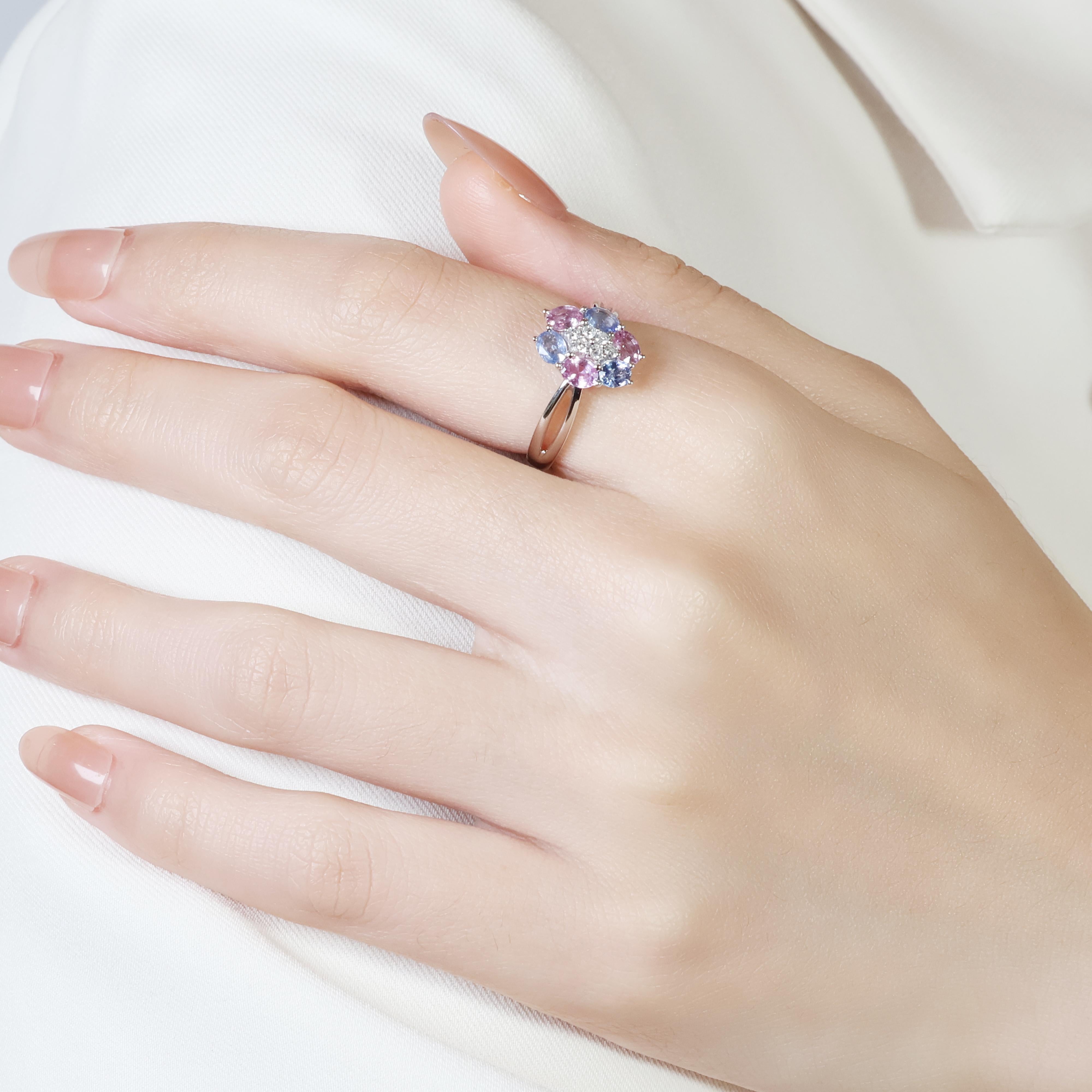 Lovely 1.50ct Pink and Blue Sapphires Ring with Side Diamonds in 18K White Gold For Sale 3