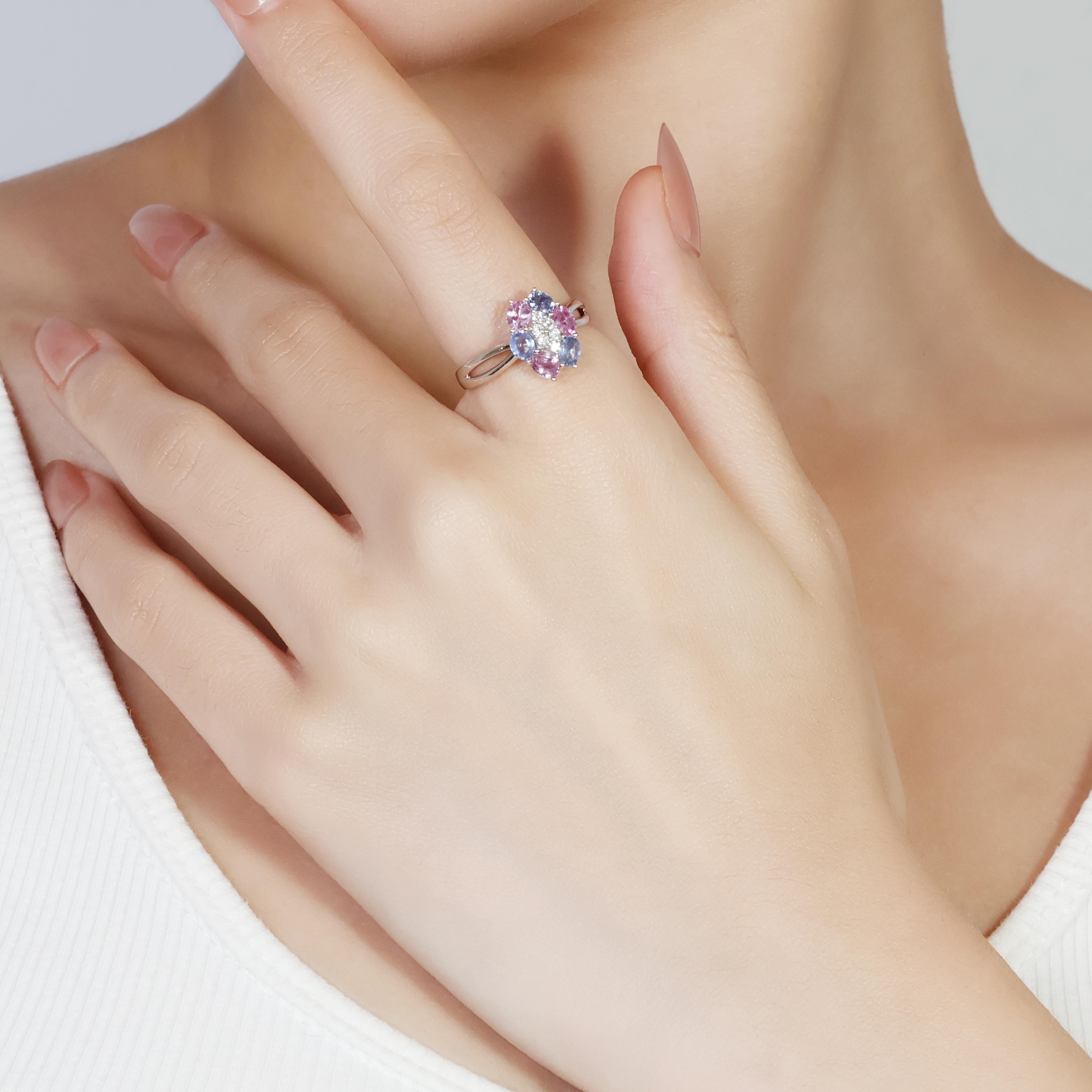 Lovely 1.50ct Pink and Blue Sapphires Ring with Side Diamonds in 18K White Gold For Sale 4