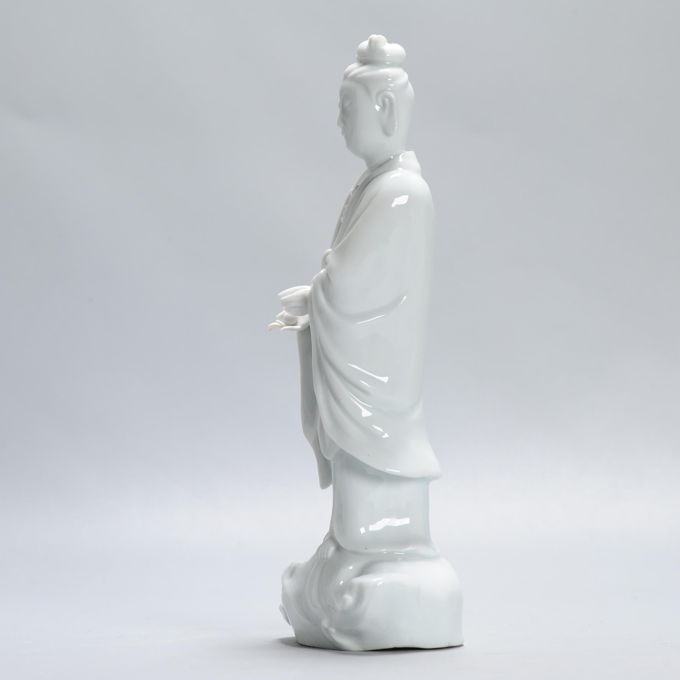 Lovely 17/18th century Dehua Blanc de Chine Guanyin Statue China Chinese In Excellent Condition In Amsterdam, Noord Holland