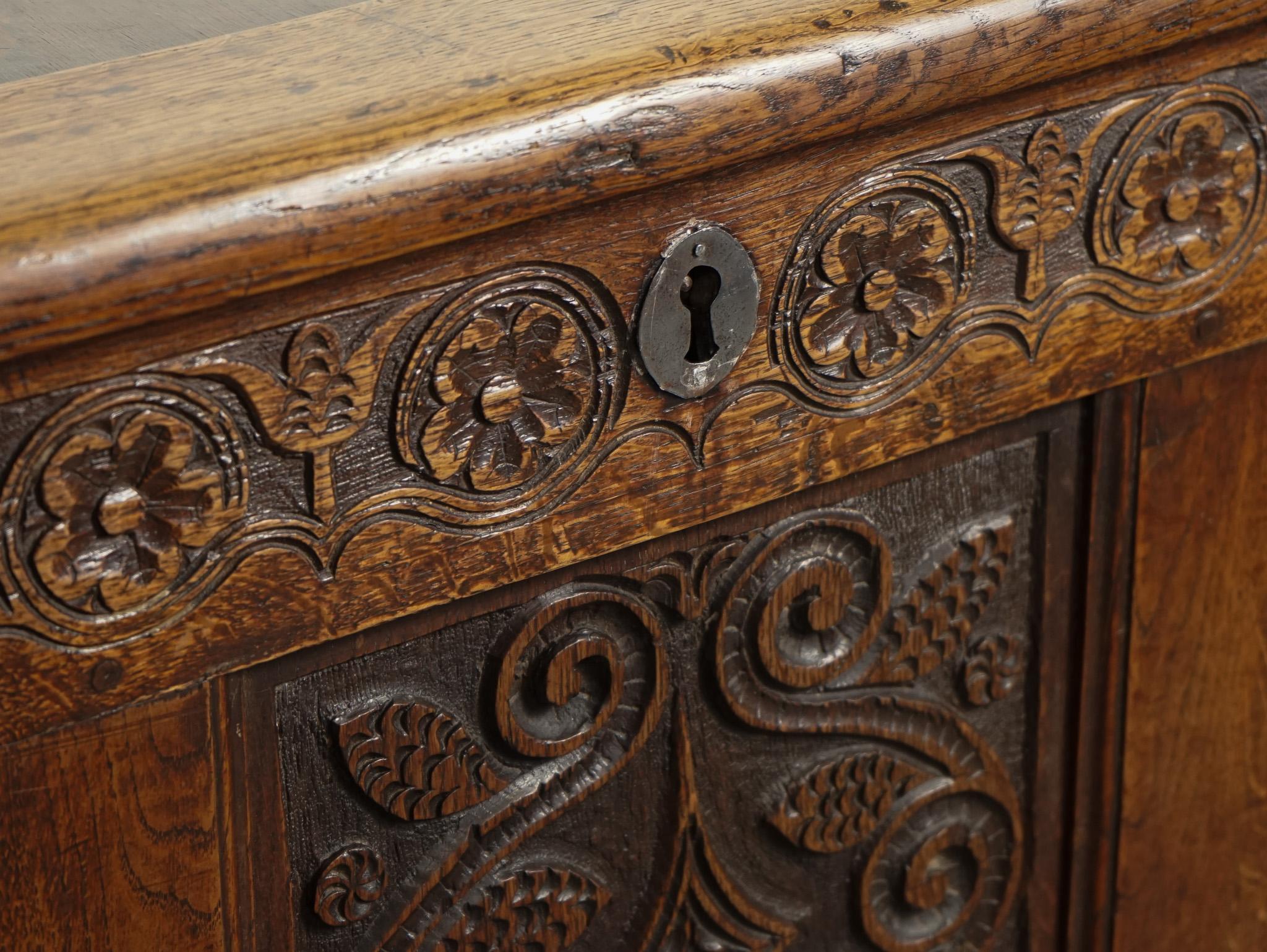 LOVELY 17TH CENTURY CARVED ANTIQUE OAK TRUNK CHEST COFFER j1 For Sale 5