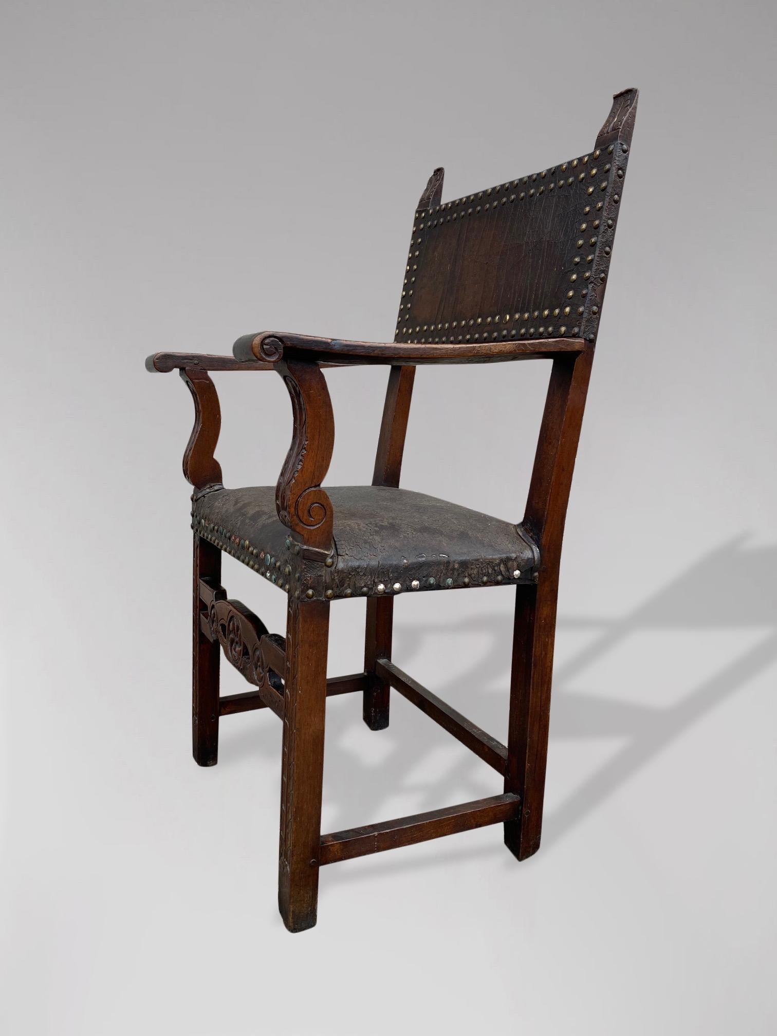 Colonial espagnol Ravissant fauteuil espagnol du 17ème siècle en noyer et cuir en vente