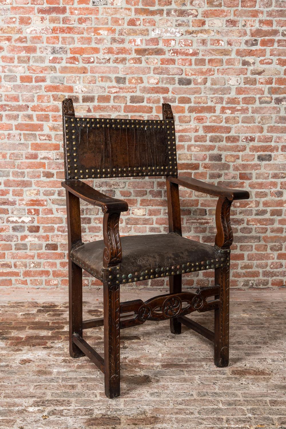 XVIIIe siècle et antérieur Ravissant fauteuil espagnol du 17ème siècle en noyer et cuir en vente