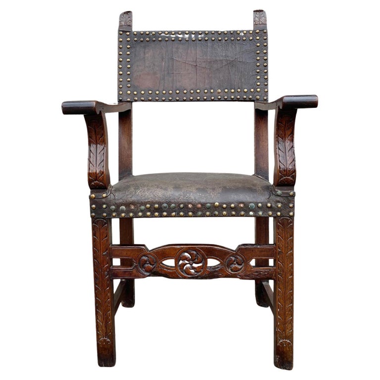 Precioso sillón español del siglo XVII de nogal y cuero en venta en 1stDibs