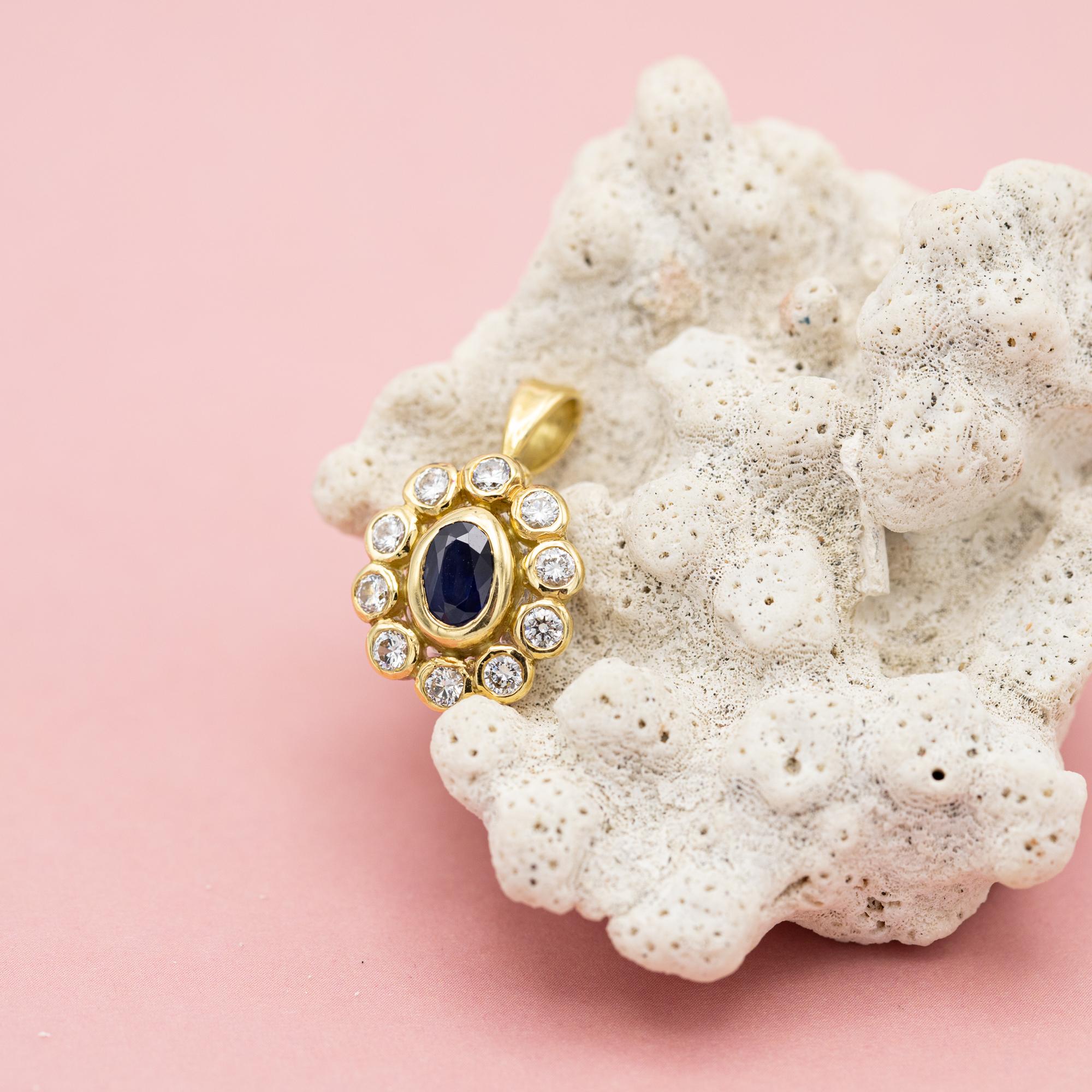 Modern lovely 18k gold Vintage diamond & sapphire pendant - Diamond floral charm For Sale
