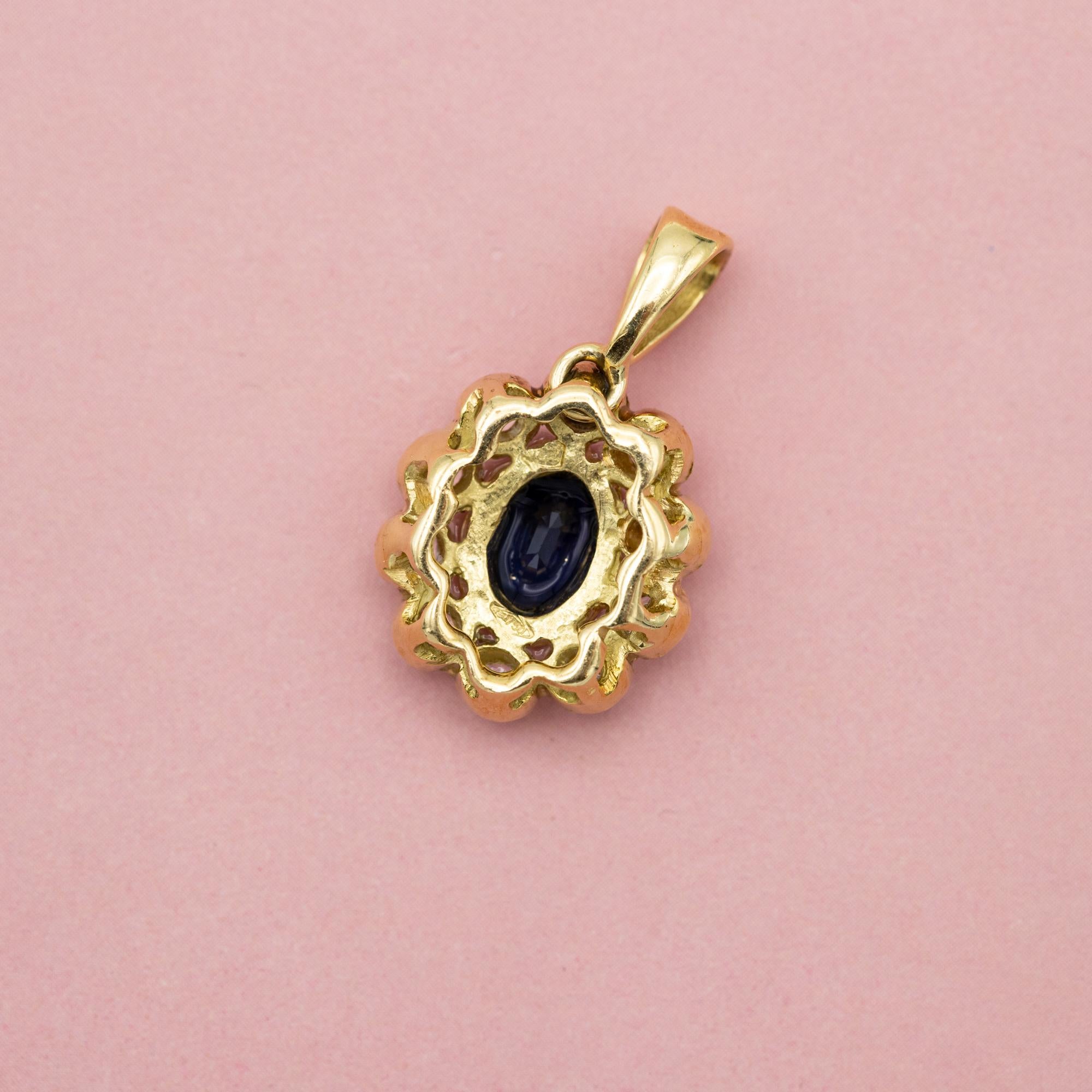 lovely 18k gold Vintage diamond & sapphire pendant - Diamond floral charm In Good Condition For Sale In Antwerp, BE