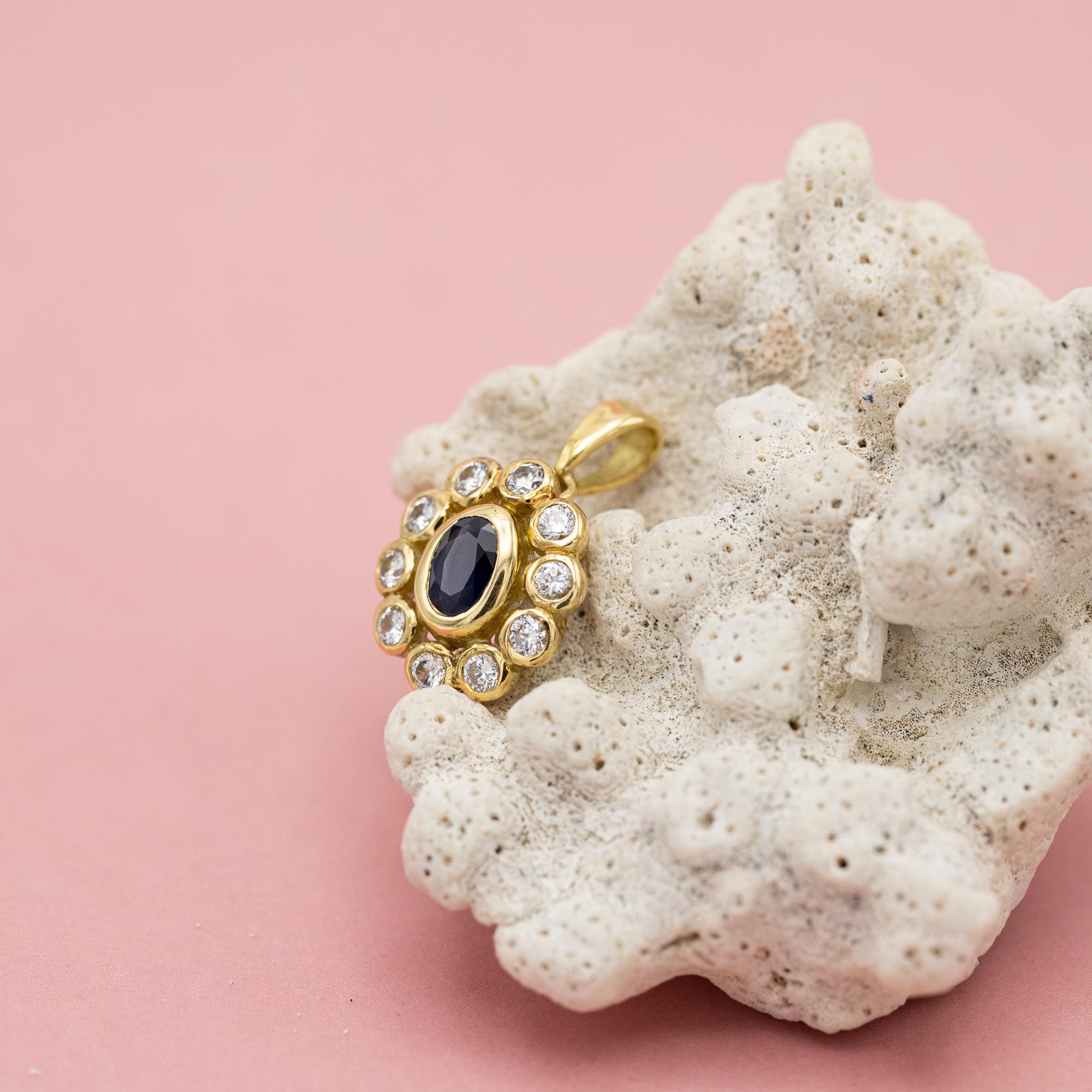 lovely 18k gold Vintage diamond & sapphire pendant - Diamond floral charm For Sale 1
