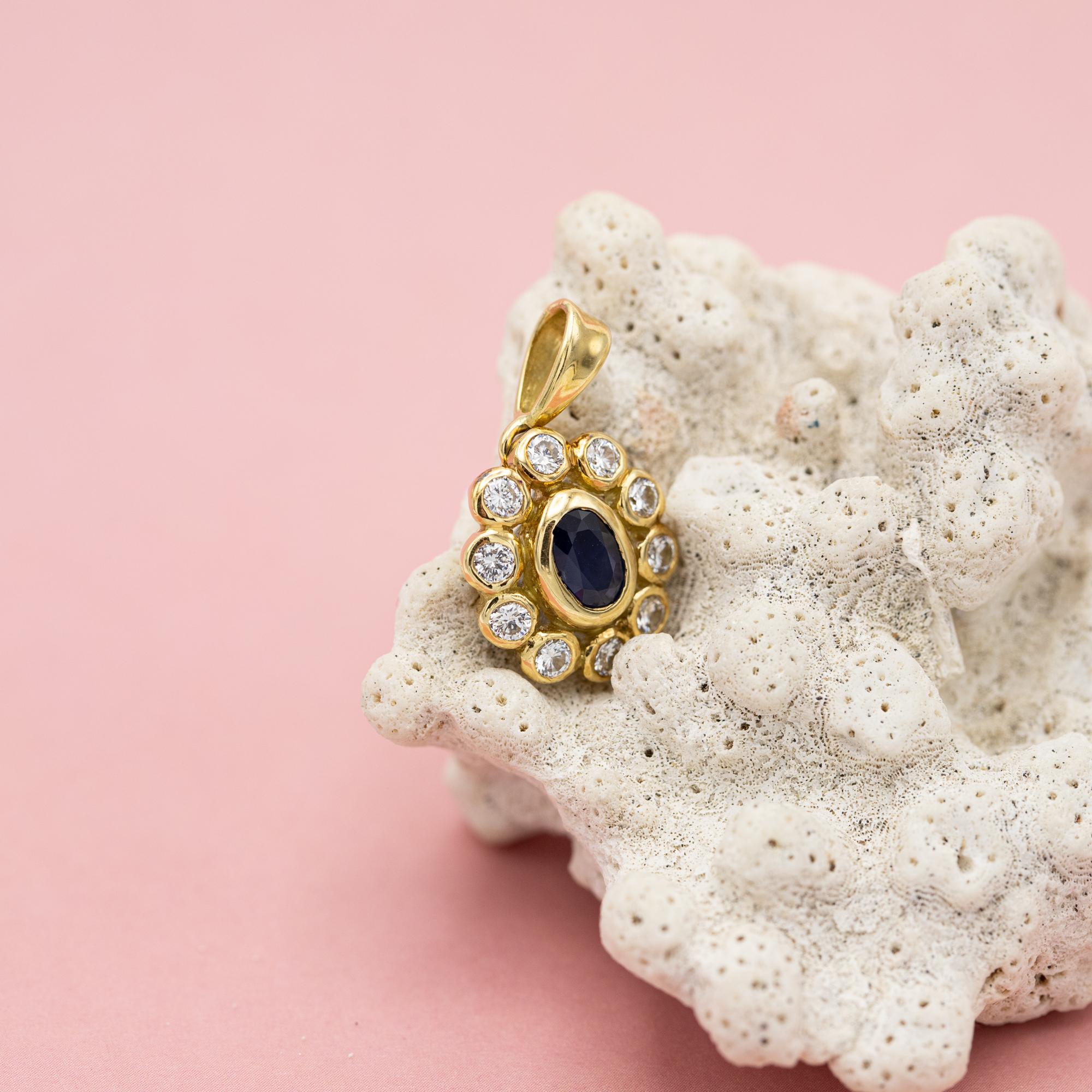 lovely 18k gold Vintage diamond & sapphire pendant - Diamond floral charm For Sale 2