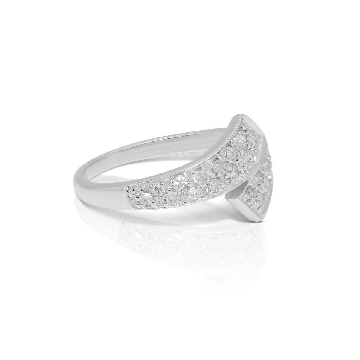 Women's or Men's Lovely 18K White Gold Diamond Ring with 0.26ct Natural Diamond For Sale