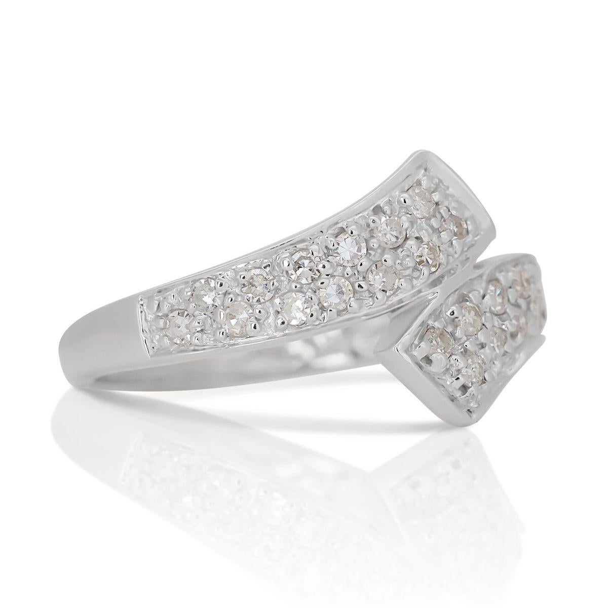 Jolie bague en or blanc 18 carats avec un diamant naturel de 0,26 carat Excellent état - En vente à רמת גן, IL