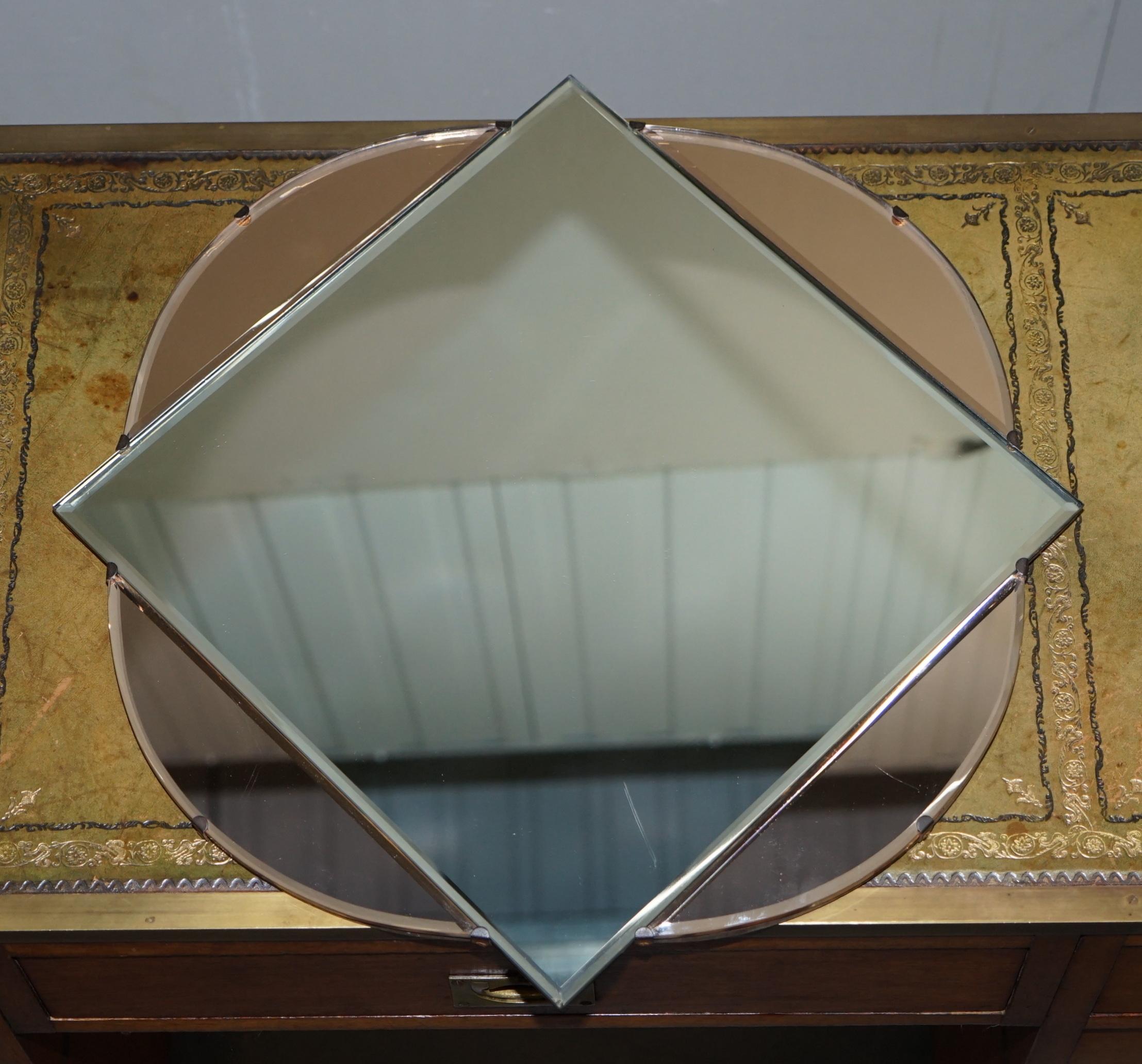 Nous sommes ravis d'offrir à la vente ce superbe et exceptionnellement rare miroir vénitien français en verre Art Déco des années 1930 avec un cadre à bord biseauté 

Un très beau miroir mural bien fait et décoratif, ces miroirs sont très