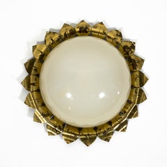 Lovely 1950s Mid Century Sunburst Brass Flush Mount Wall or Ceiling Light (lampe murale ou plafonnier)