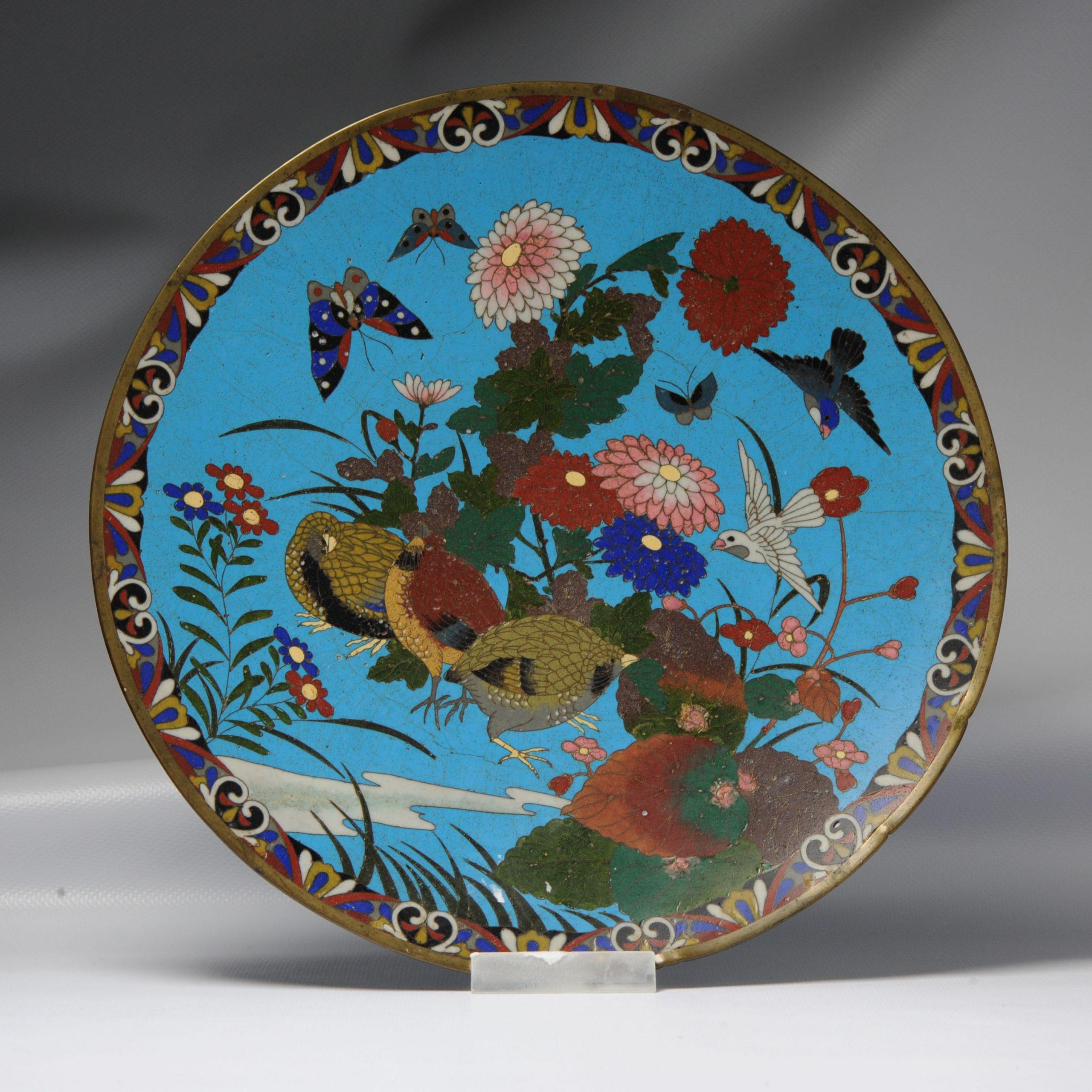 Description
Une pièce magnifique et bien faite.

Provenance :

Faisait à l'origine partie de la collection Catherina de bronzes et cloisonnés japonais qui a été en partie vendue aux enchères à Amsterdam en 2006 chez Sothebys. Certaines pièces