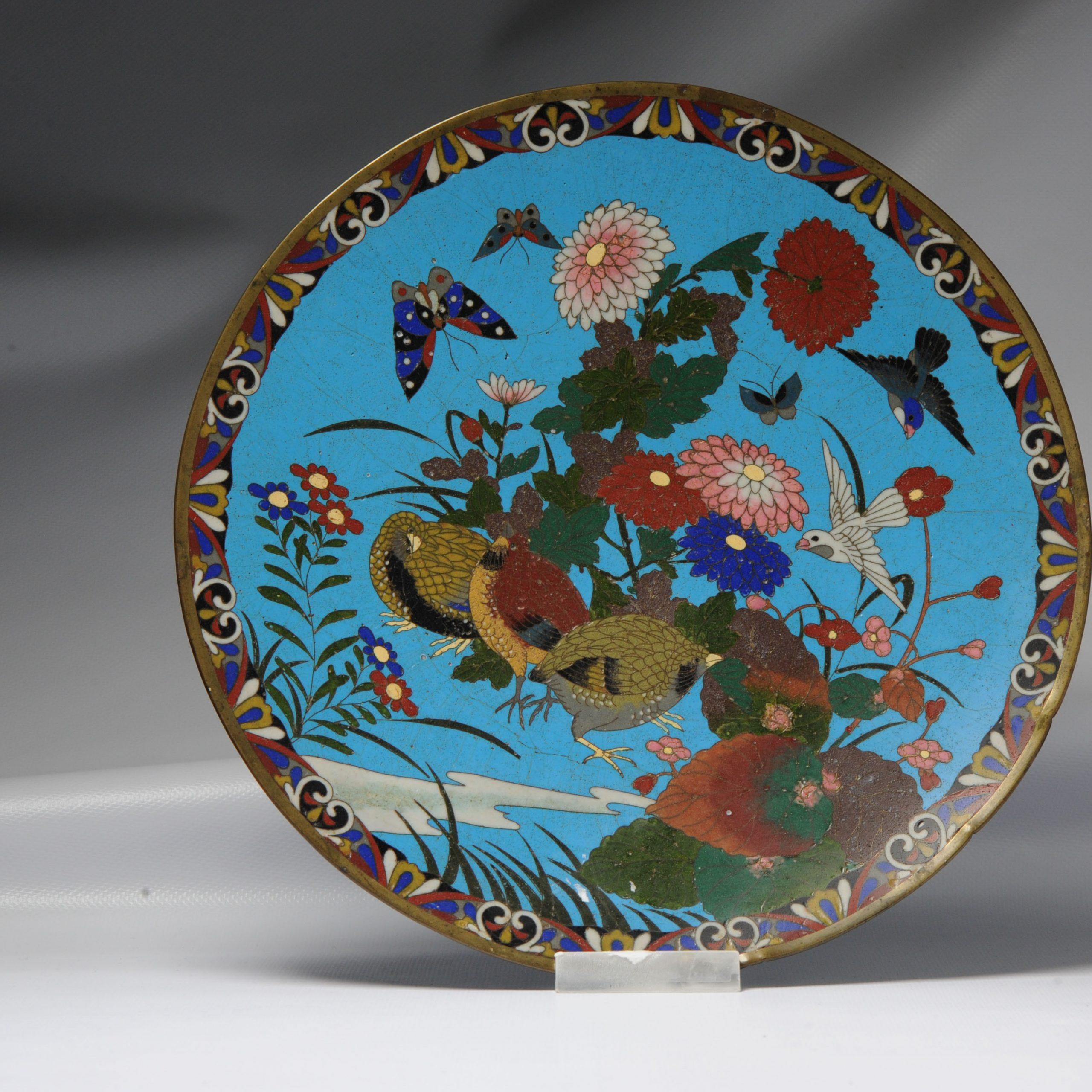 Japonais Ravissant plat de service japonais ancien du 19ème siècle de la période Meiji, à trois chevilles cloisonné en vente