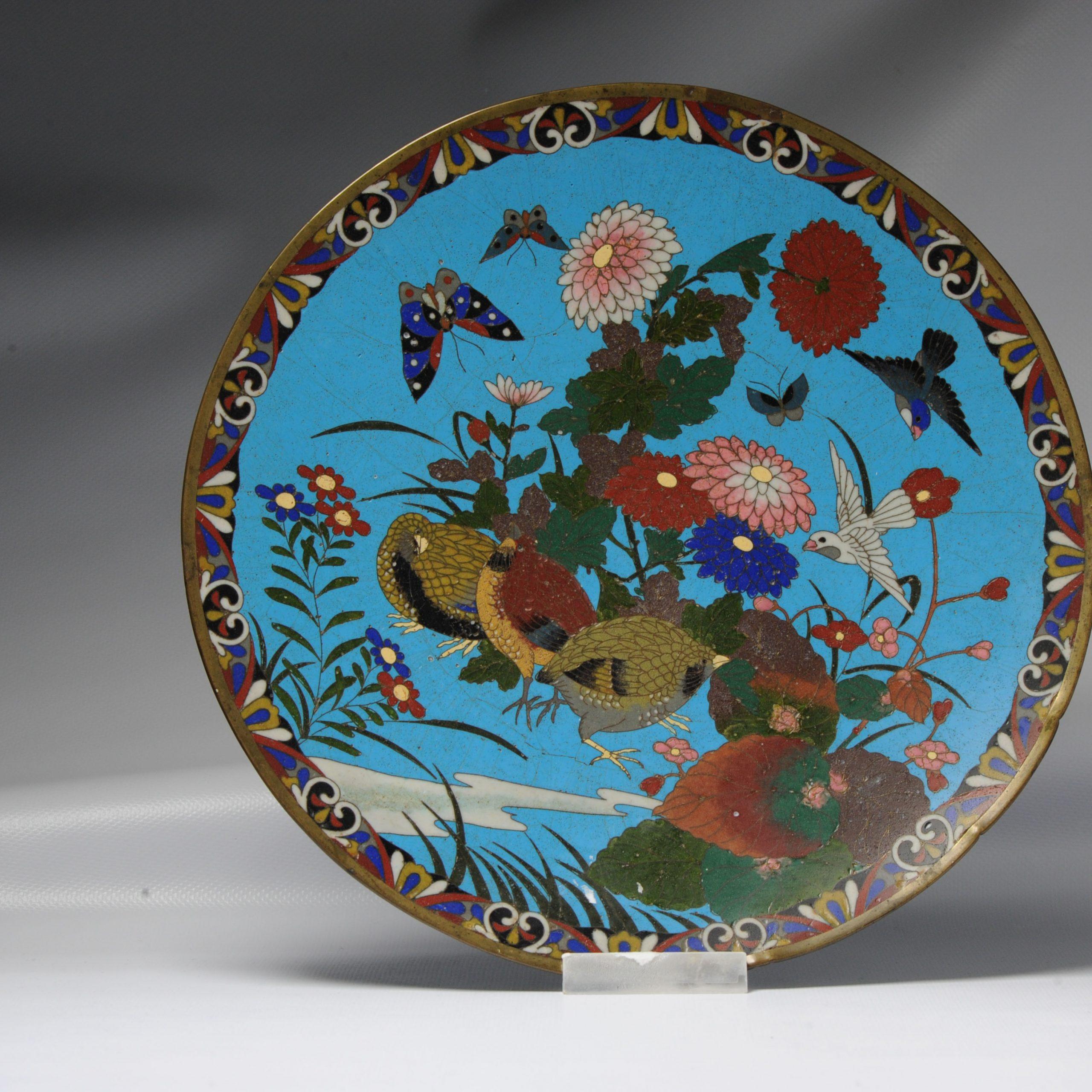 Ravissant plat de service japonais ancien du 19ème siècle de la période Meiji, à trois chevilles cloisonné État moyen - En vente à Amsterdam, Noord Holland