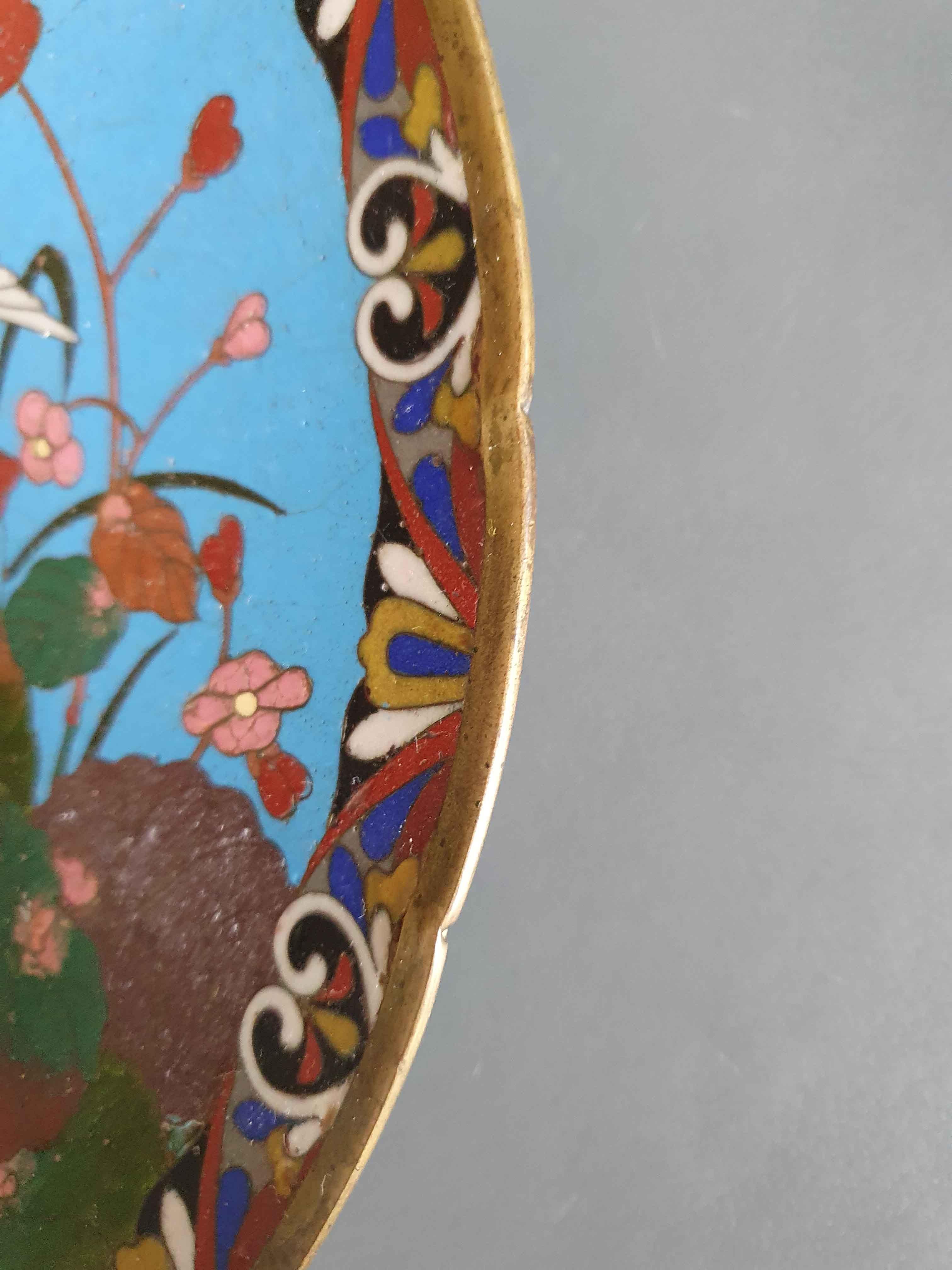 Ravissant plat de service japonais ancien du 19ème siècle de la période Meiji, à trois chevilles cloisonné en vente 2