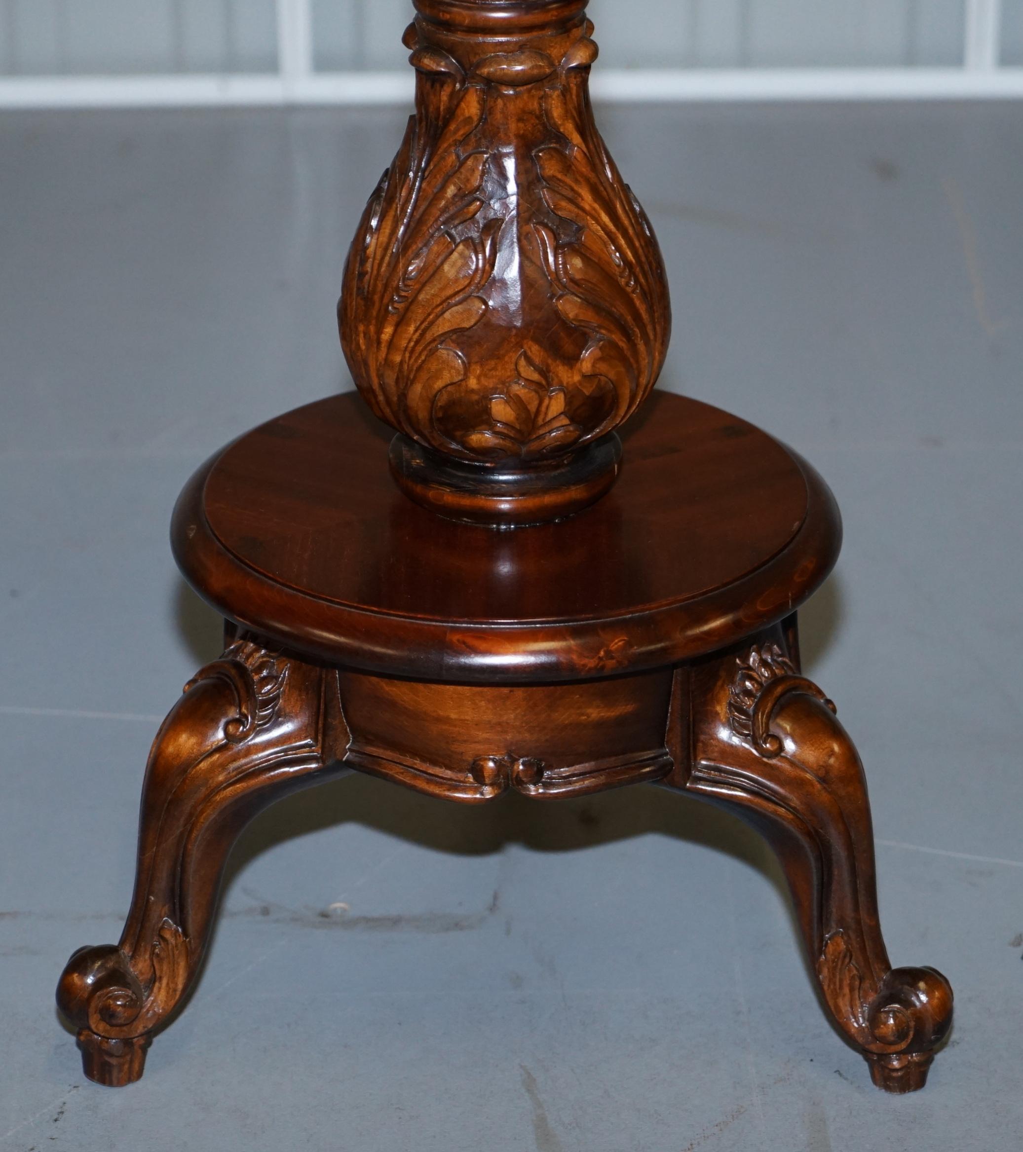 We are delighted to offer for sale this lovely Victorian tall solid hand carved mahogany jardinière stand.

A good looking and highly decorative piece, its carved and sculpted all over, this really is a good looking piece of furniture

We have