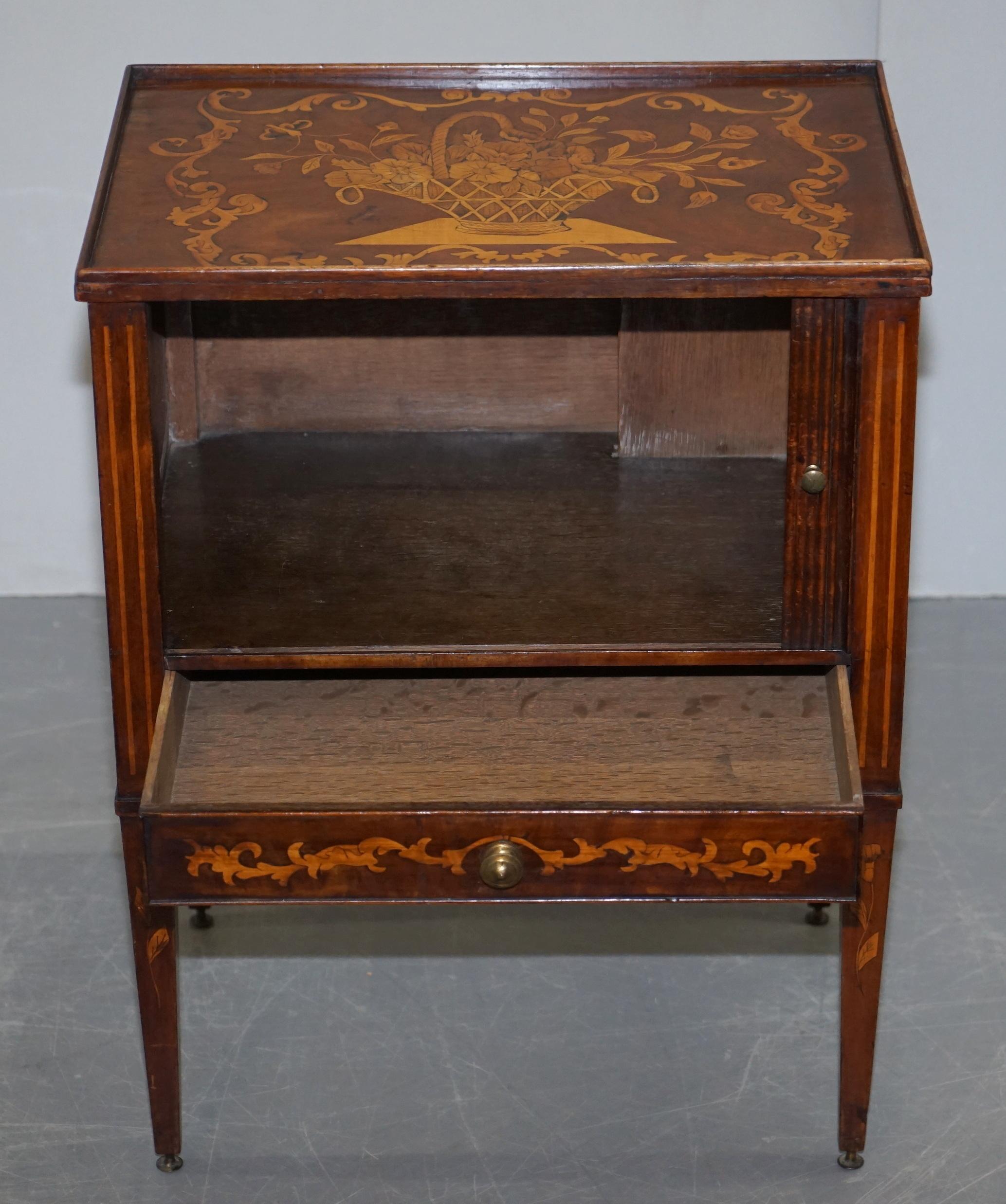 Ravissante table d'appoint en marqueterie hollandaise du 19ème siècle avec porte à façade tambour en vente 4