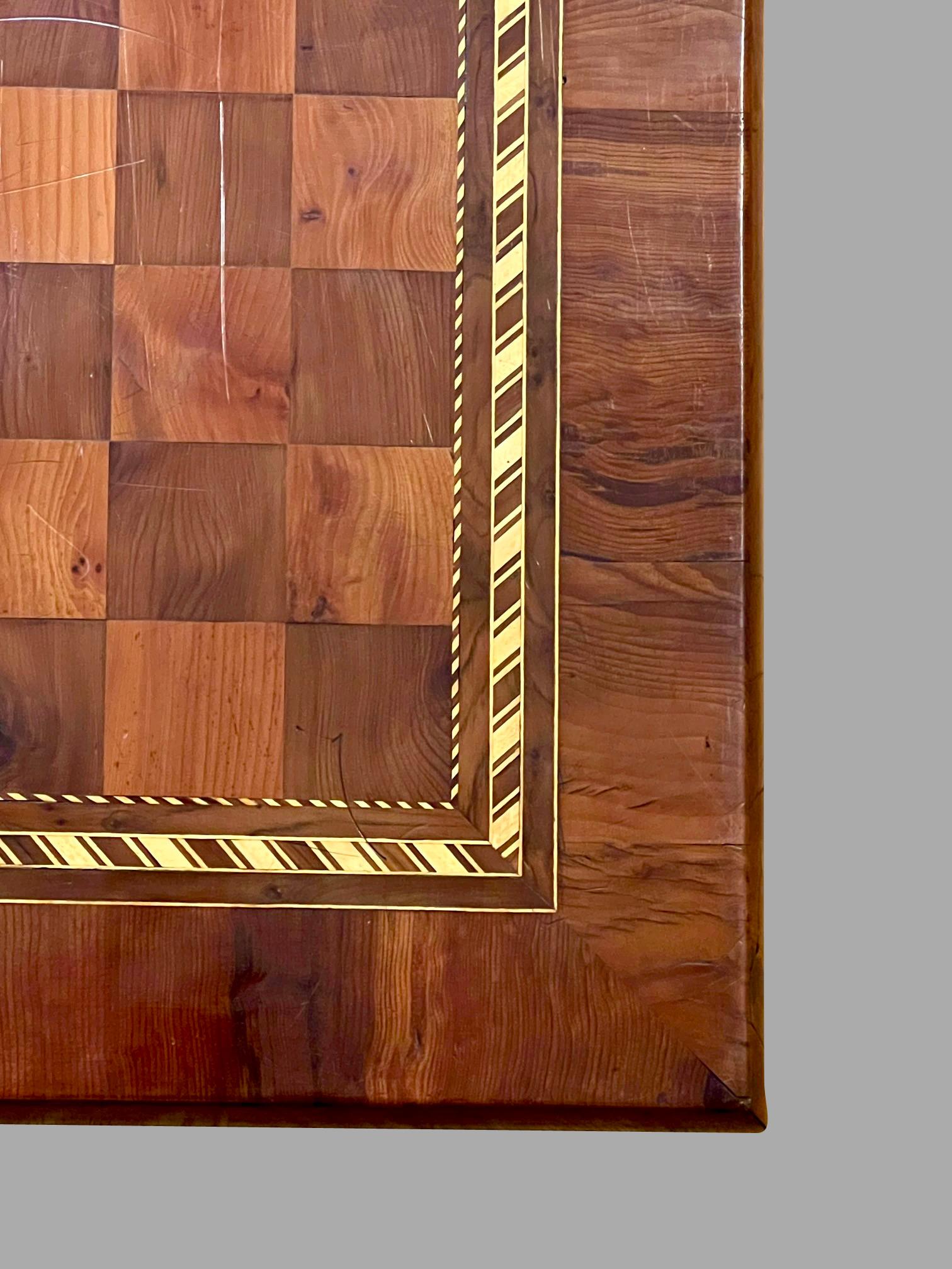 Victorien Magnifique damier pliant en noyer marqueté anglais du 19e siècle et plateau de backgammon en vente