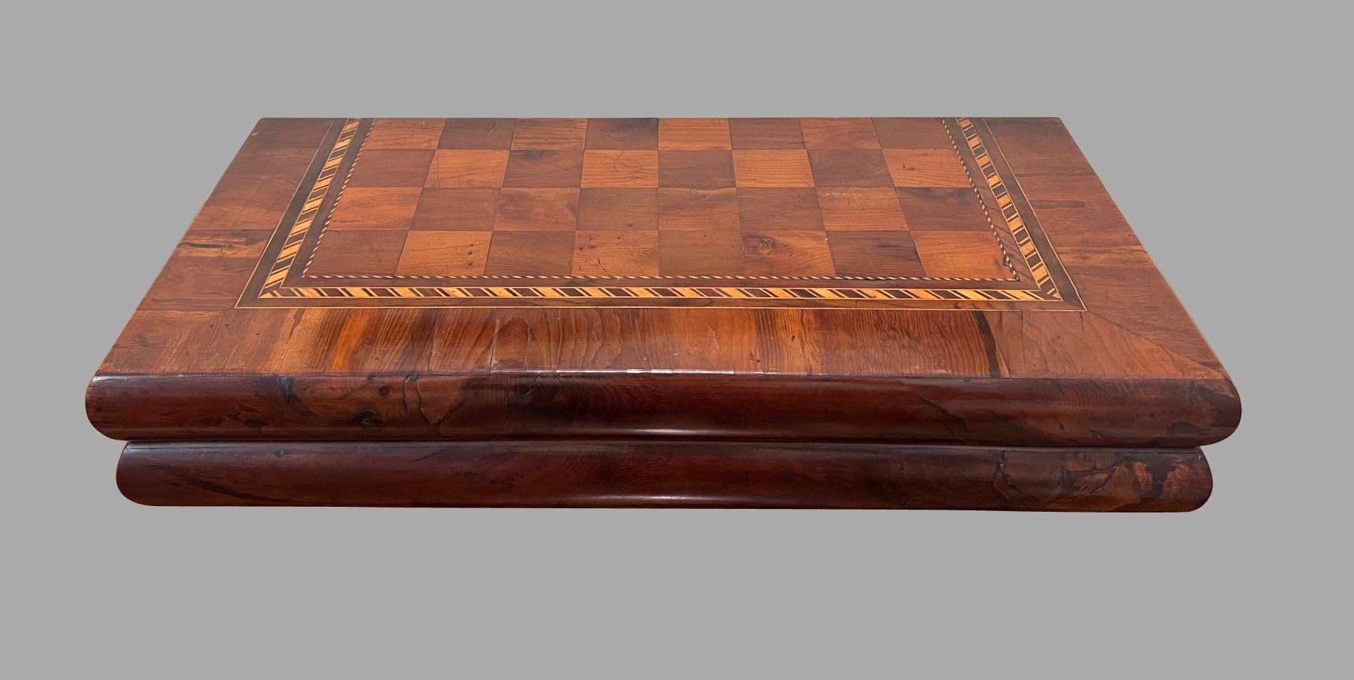 Anglais Magnifique damier pliant en noyer marqueté anglais du 19e siècle et plateau de backgammon en vente