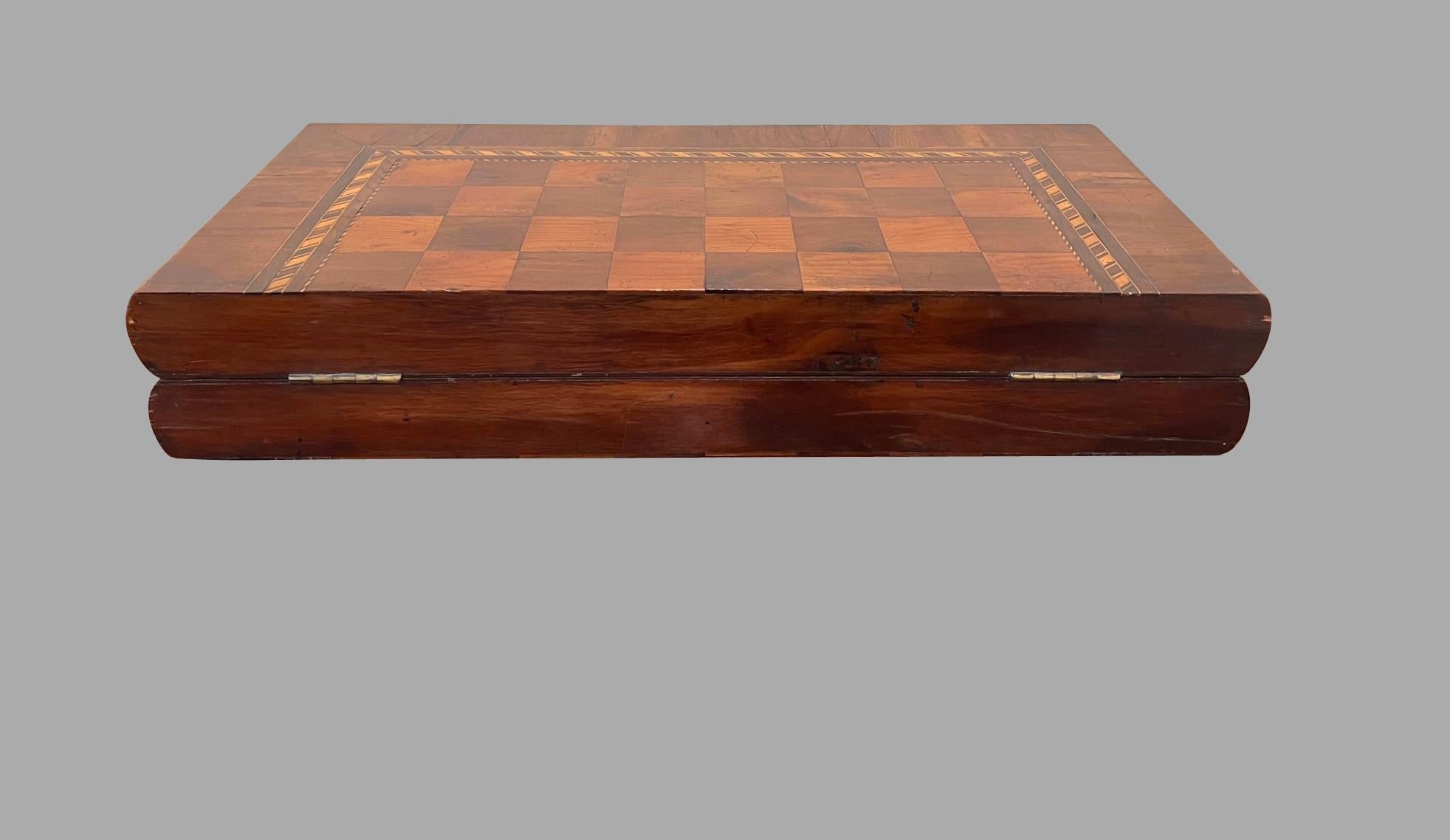 Magnifique damier pliant en noyer marqueté anglais du 19e siècle et plateau de backgammon Bon état - En vente à San Francisco, CA