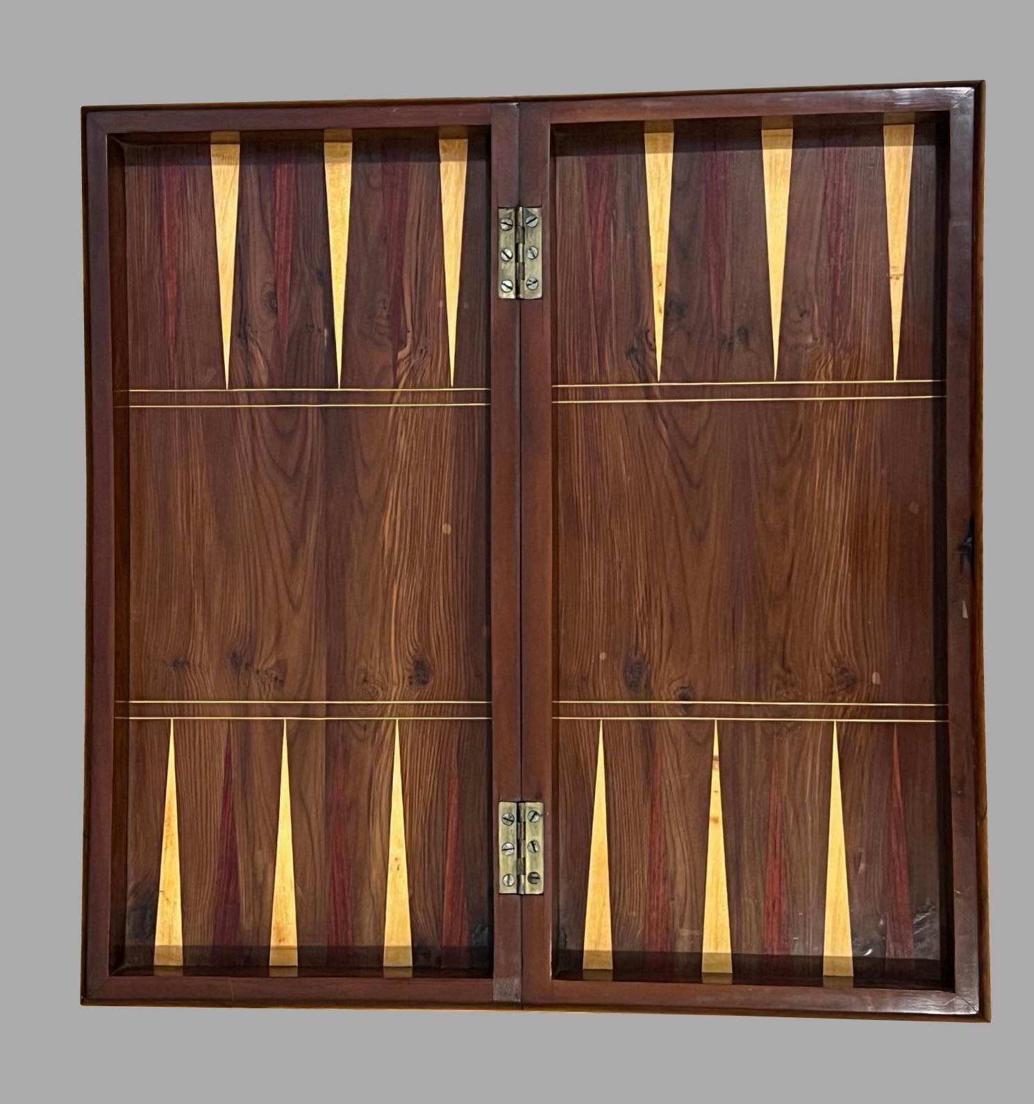 Buis Magnifique damier pliant en noyer marqueté anglais du 19e siècle et plateau de backgammon en vente